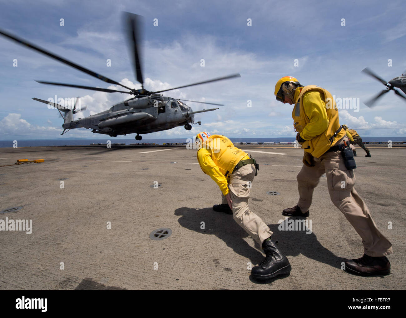 Mare delle Filippine (sett. 15, 2012) Capt. Daniel Dusek, sinistra, comandante della distribuita Amphibious Assault nave USS Bonhomme Richard (LHD 6) OROLOGI come CH-53E Sea Stallion elicottero assegnato al Flying tigri del mezzo marino elicottero Squadron (HMM) 262 si avvicina il ponte di volo durante le operazioni di volo. Il Bonhomme Richard anfibio gruppo pronto, insieme con il trentunesimo Marine Expeditionary Unit (31 MEU), partecipano a un esercizio di certificazione. (U.S. Foto di Marina di Massa lo specialista di comunicazione 2a classe Michael Russell/RILASCIATO) 120915-N-KB563-378 Unisciti alla conversat Foto Stock