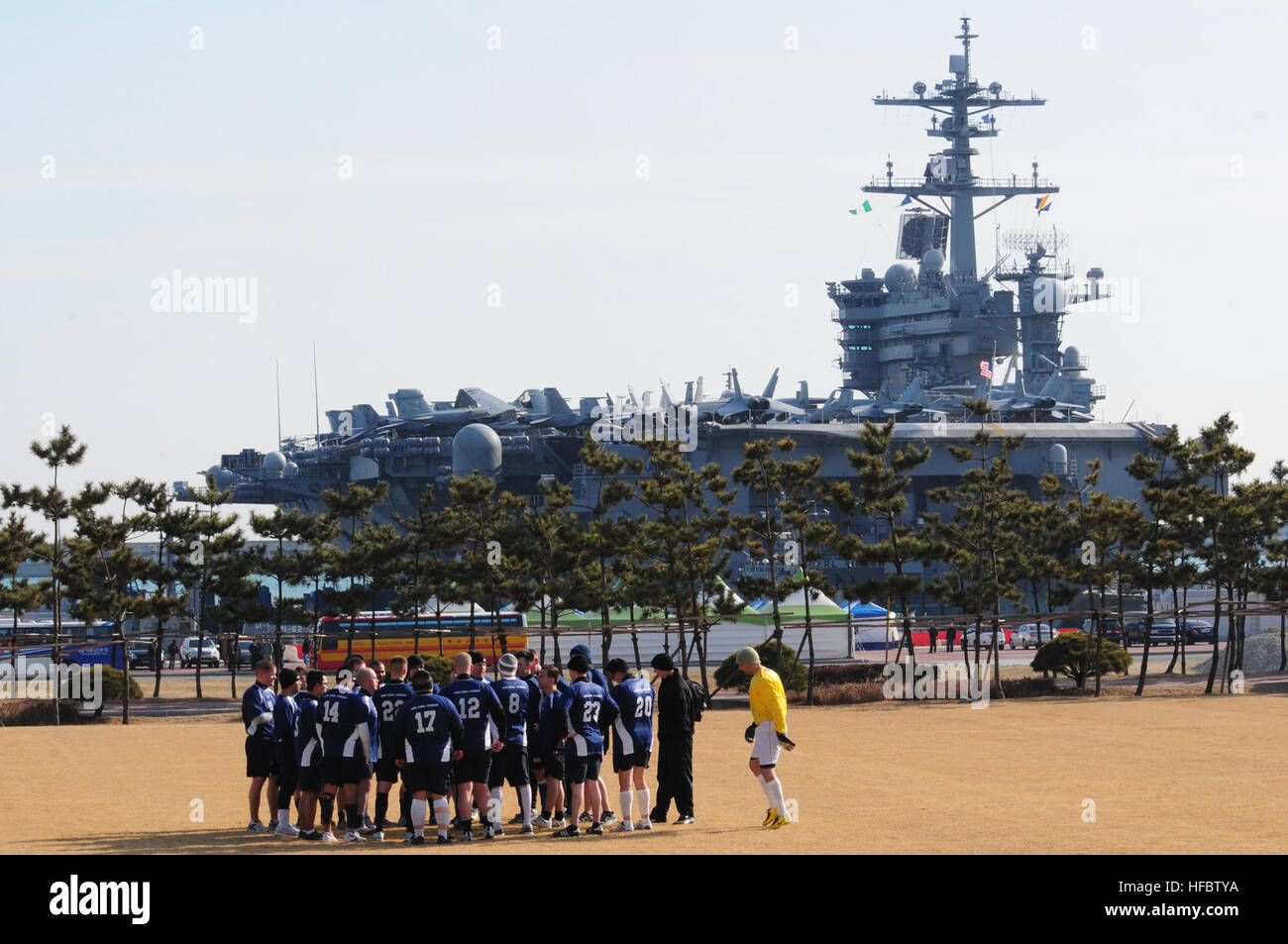 110111-N-7488A-583 Busan, Corea del Sud (GEN. 11, 2011) velisti assegnati per la portaerei USS Carl Vinson (CVN 70) Discutere le strategie prima di una partita di calcio contro la Repubblica di Corea ai marinai. Carl Vinson e Carrier aria Wing (CVW) 17 sono sulla distribuzione per gli Stati Uniti 7 flotta area di responsabilità. (U.S. Foto di Marina di Massa Specialista comunicazione marinaio Rosa A. Arzola/rilasciato) - UFFICIALE DEGLI STATI UNITI Le immagini della marina - USS Carl Vinson marinai giocare a calcio mentre in Corea del Sud. Foto Stock