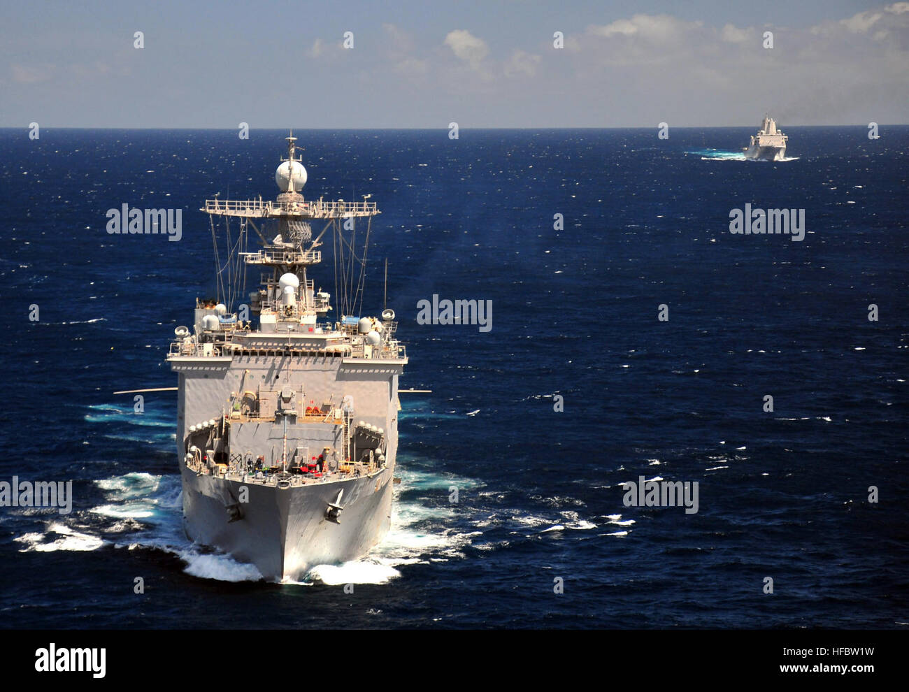 110818-N-ZS026-091 OCEANO INDIANO (Agosto 18, 2011) Il dock anfibio sbarco nave USS Comstock (LSD 45), a sinistra e il trasporto anfibio dock nave USS Green Bay (LPD 20) transito dell'Oceano Indiano in formazione. Comstock e Green Bay sono parte del Boxer anfibio gruppo pronto, che di recente ha completato le operazioni di sicurezza marittima NEGLI STATI UNITI Quinta Flotta area di responsabilità ed è in transito per gli Stati Uniti 7 flotta area di responsabilità durante il suo pacifico occidentale la distribuzione. (U.S. Foto di Marina di Massa lo specialista di comunicazione di terza classe Trevor Welsh/rilasciato) - UFFICIALE DEGLI STATI UNITI Le immagini della marina - USS Foto Stock