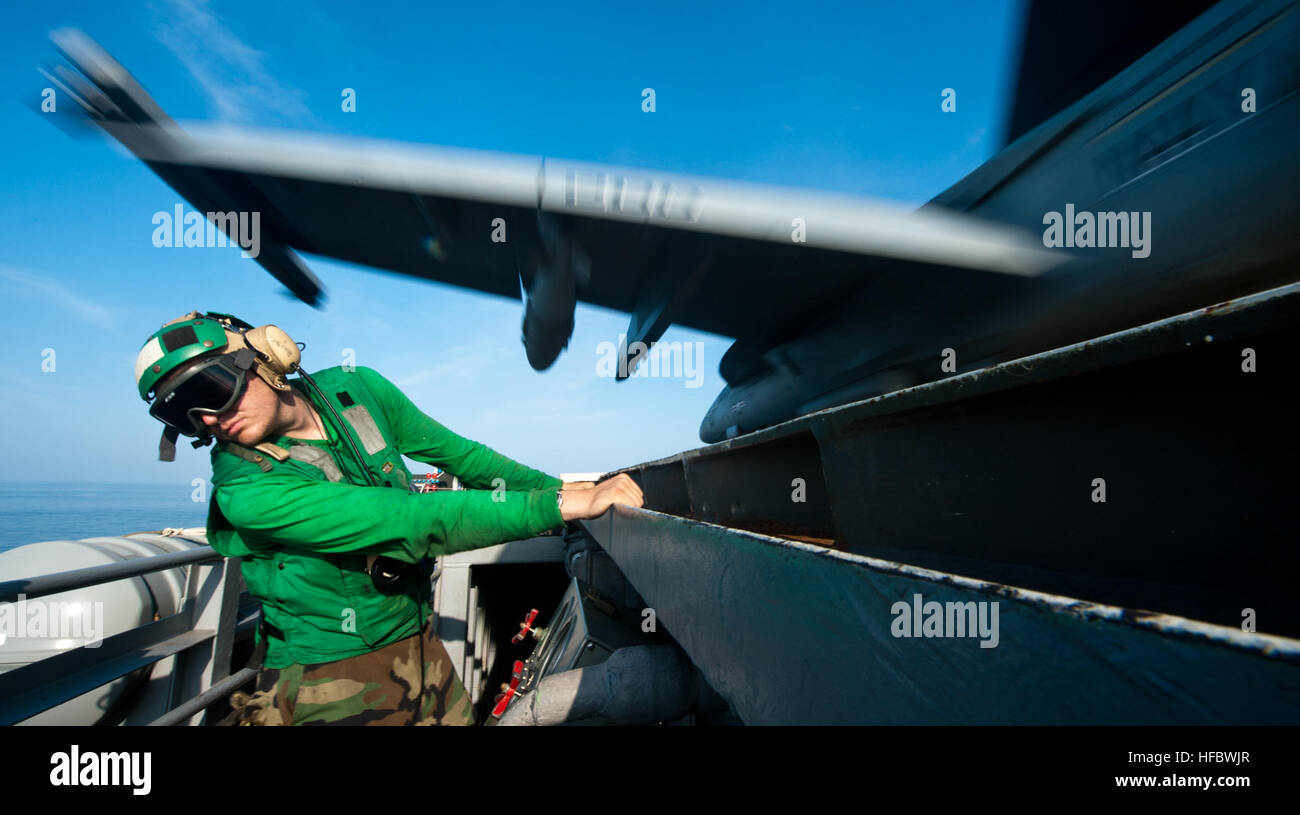 Stati Uniti 5TH FLOTTA AREA DI RESPONSABILITÀ (ott. 21, 2012) di aviazione di Boatswain Mate (attrezzature) Airman Justin Bryan anatre come un F/A-18E Super Hornet dal Tophatters di Strike Fighter Squadron (VFA) 14 lancia dalla portaerei USS John C. Stennis (CVN 74). John C. Stennis è dispiegato per la Quinta Flotta area di responsabilità condurre le operazioni di sicurezza marittima, teatro la cooperazione in materia di sicurezza gli sforzi e le missioni di sostegno per l'Operazione Enduring Freedom. Gli Stati Uniti Marina è affidabile, flessibile e pronto a rispondere in tutto il mondo su, sopra e sotto il mare. Partecipa alla conversazione sui social media Foto Stock