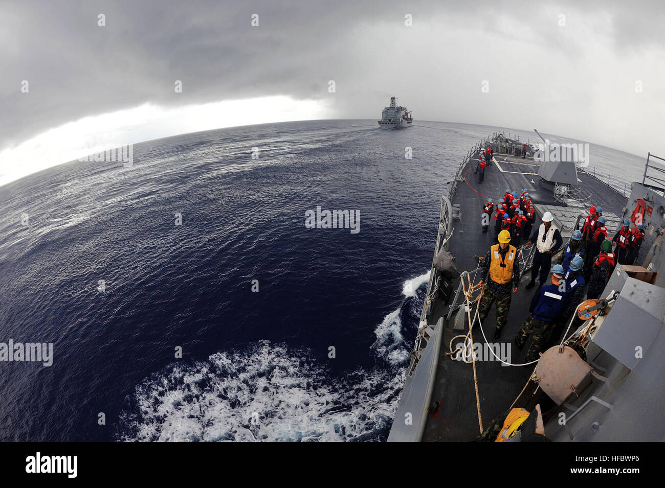Oceano Pacifico (Agosto 30, 2012) i marinai a bordo del Arleigh Burke-class guidato-missile destroyer USS McCampbell (DDG 85) preparatevi a prendere sul combustibile in quanto la nave si avvicina il Sealift militare il comando della flotta oliatore di rifornimento USNS John Ericsson (T-AO-194) per un riempimento al mare. McCampbell è parte del George Washington Carrier Strike gruppo, U.S. La marina è solo distribuito carrier strike gruppo, basati fuori Yokosuka, Giappone, e sta attualmente conducendo una pattuglia di routine nell'Oceano Pacifico occidentale. (U.S. Foto di Marina di Massa Specialista comunicazione marinaio Declan Barnes/RILASCIATO) 120830-N-T Foto Stock