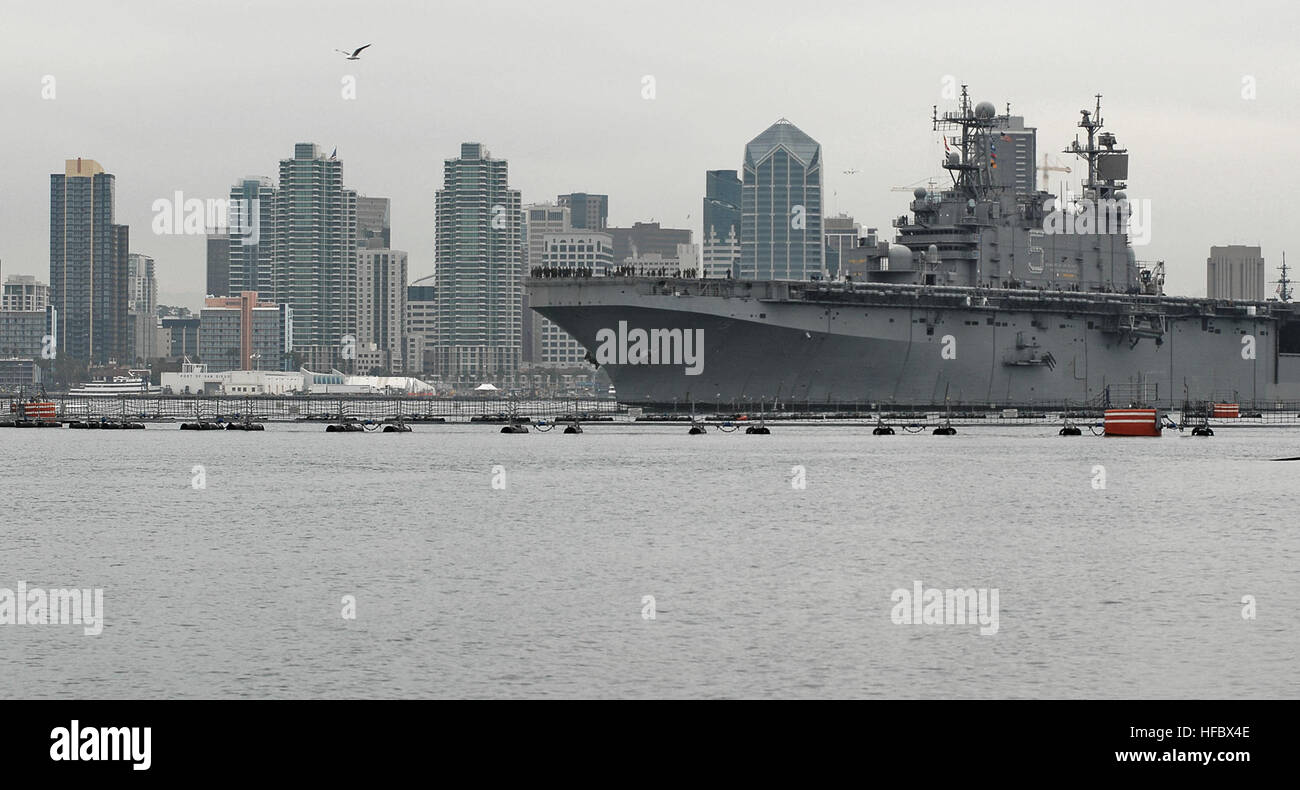 120207-N-GI544-033 SAN DIEGO (feb. 7, 2012) l'assalto anfibio nave USS Peleliu (LHA 5) transita per la Baia di San Diego dopo aver tirato fuori della Base Navale di San Diego il loro modo di partecipare a esercitare il pugno di ferro 2012. Pugno di Ferro è un esercizio bilaterale tra le forze militari USA e Giappone forza di autodifesa. (U.S. Foto di Marina di Massa lo specialista di comunicazione di terza classe Laurie Dexter/rilasciato) - UFFICIALE DEGLI STATI UNITI Le immagini della marina - USS Peleliu i transiti Baia di San Diego. Foto Stock