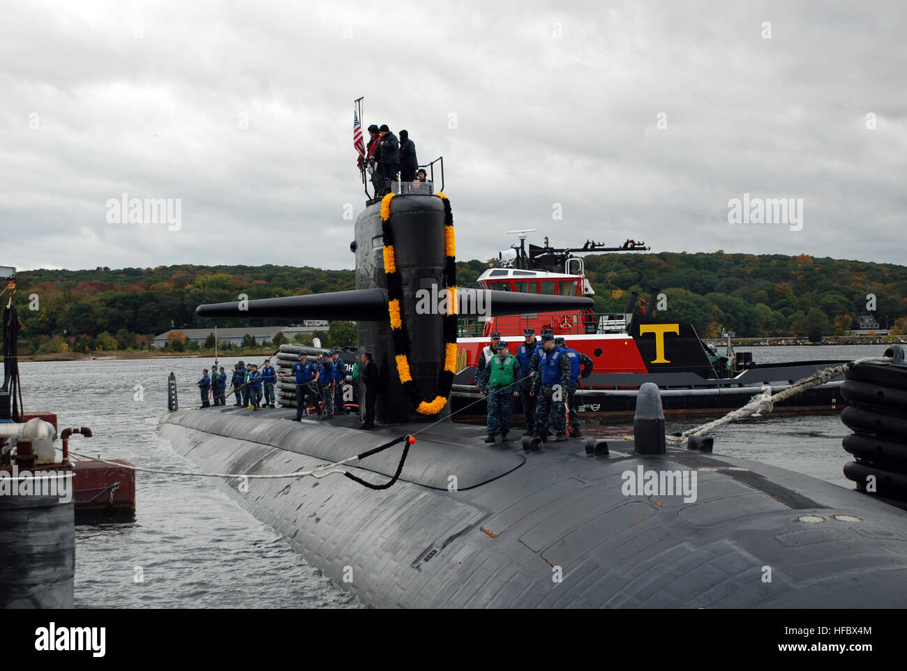 101015-N-3090M-065 Groton, Connecticut. (Ott. 15, 2010) i gestori di linea a bordo del Los Angeles-class attack submarine USS Pittsburgh (SSN 720) tirare le linee di avanzamento attraverso cui il sommergibile attracca a Naval base sottomarina di New London dopo sei mesi di distribuzione. Pittsburgh missioni condotte nel Comando europeo area di operazioni. (U.S. Foto di Marina di Massa lo specialista di comunicazione 1a classe Steven Myers/rilasciato) - UFFICIALE DEGLI STATI UNITI Le immagini della marina - USS Pittsburgh ritorna dalla distribuzione. Foto Stock