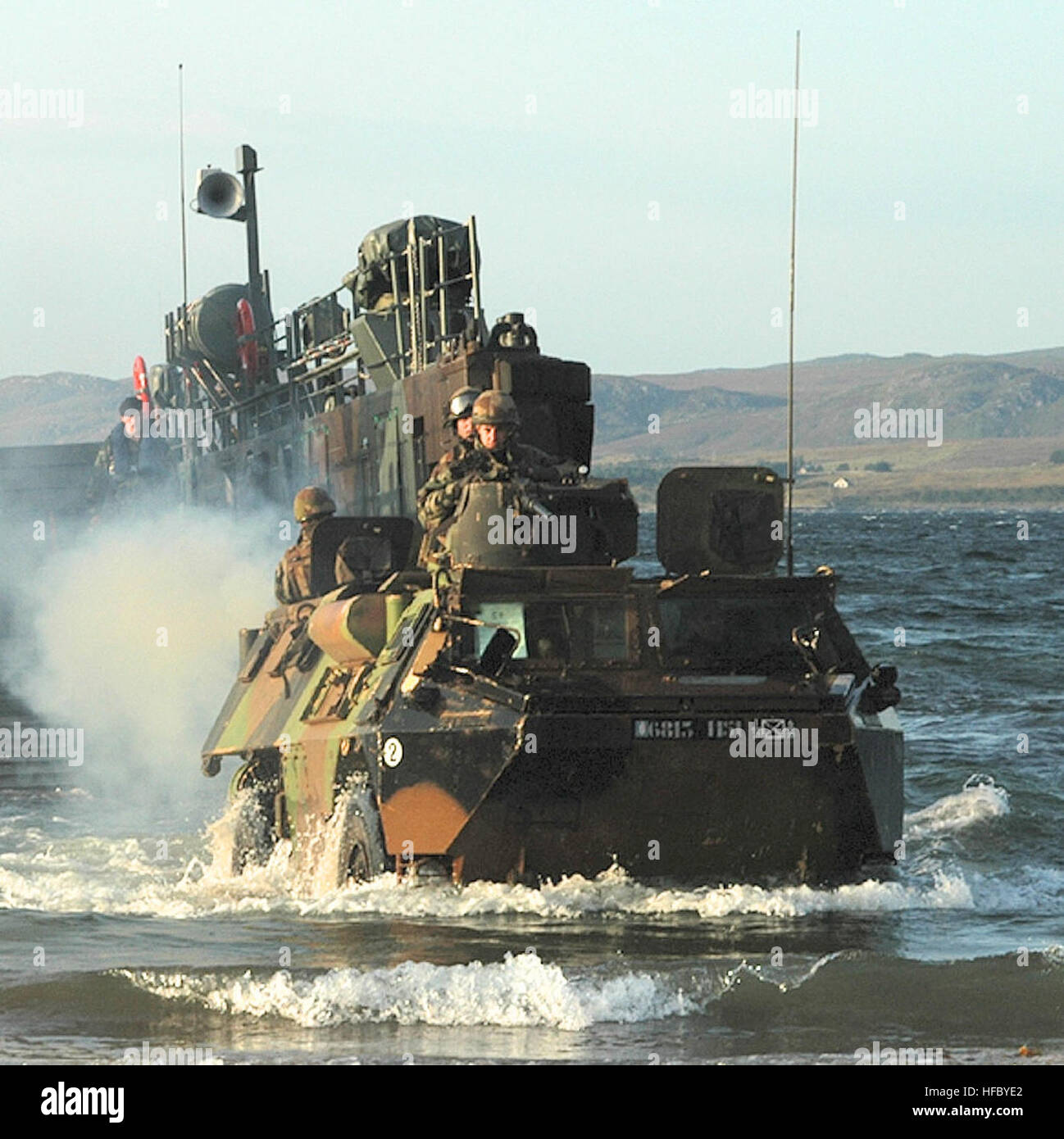 030917-N-5027S-027 Aultbea, Scozia (sett. 17, 2003) -- Un Marine Francese VAB assume la spiaggia durante un non combattente operazione di evacuazione (NEO) esercizio tenuto sulla costa occidentale della Scozia. Il VAB (Vehicule de l'Avant Blinde) è un front-line tactical veicolo blindato che può essere equipaggiato con una selezione di sistemi di armi tra cui un 12,7 mm o 25 mm Dragar torretta, un anti-serbatoio lanciamissili torretta o una varietà di sistemi di malta. La manifestazione fa parte di esercizio Northern Light 03, che comprende il personale militare da 12 nazioni della NATO e si tiene ogni quattro anni. Stati Uniti Navy foto di fotografi Foto Stock