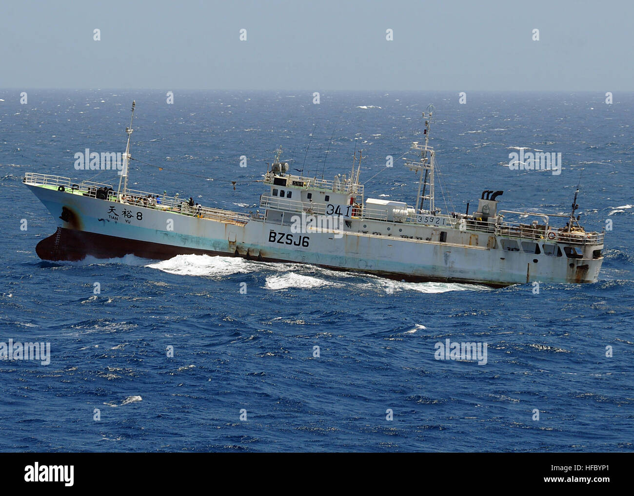 081117-N-1082Z-054 OCEANO INDIANO (nov. 17, 2008) da pirati tenendo l'equipaggio dei cinesi peschereccio FV Tian Yu 8 passano attraverso le acque dell'Oceano Indiano mentre sotto osservazione da un U.S Navy Ship negli Stati Uniti Quinta Flotta area di responsabilità. La nave è stata attaccata nov. 16 NEGLI STATI UNITI Quinta Flotta area di responsabilità e costretti a procedere ad un ancoraggio al largo delle coste somale. (U.S. Foto di Marina di Massa lo specialista di comunicazione 2a classe Jason R. Zalasky/RILASCIATO) FV Tian Yu 8 Foto Stock