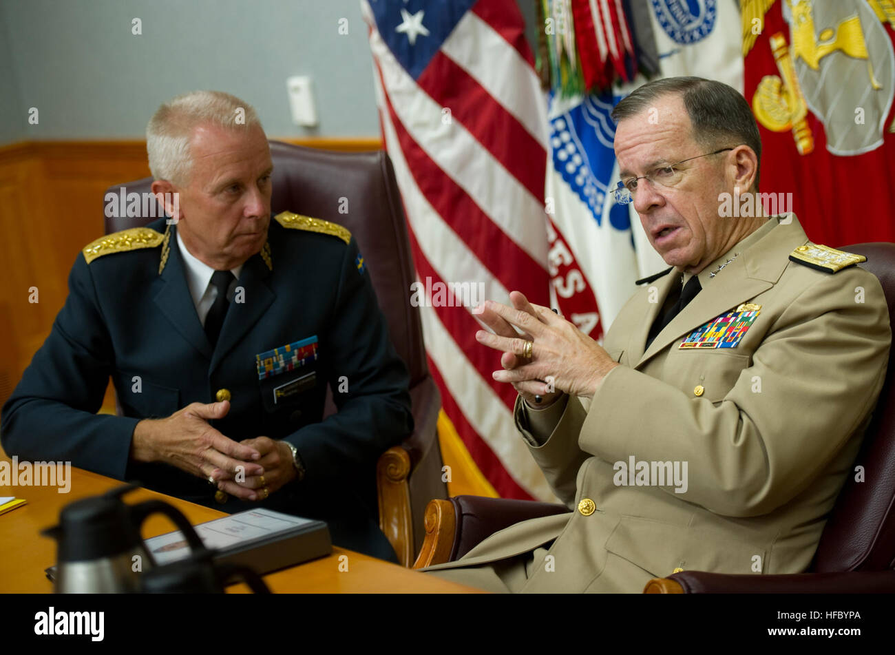 100805-N-0696M-062 Presidente del Comune di capi di Stato Maggiore Adm. Mike Mullen, U.S. Marina e il comandante supremo delle forze armate svedesi Gen. Sverker Goranson incontrano nel "serbatoio", il comune di capi di Stato Maggiore sala conferenze sicura al Pentagono il 5 agosto 2010. DoD foto di Sottufficiali di prima classe Ciad J. McNeeley, U.S. Navy. (Rilasciato) G%%%%%%%%C3%%%%%%%%B6ranson e Mullen nel serbatoio Foto Stock