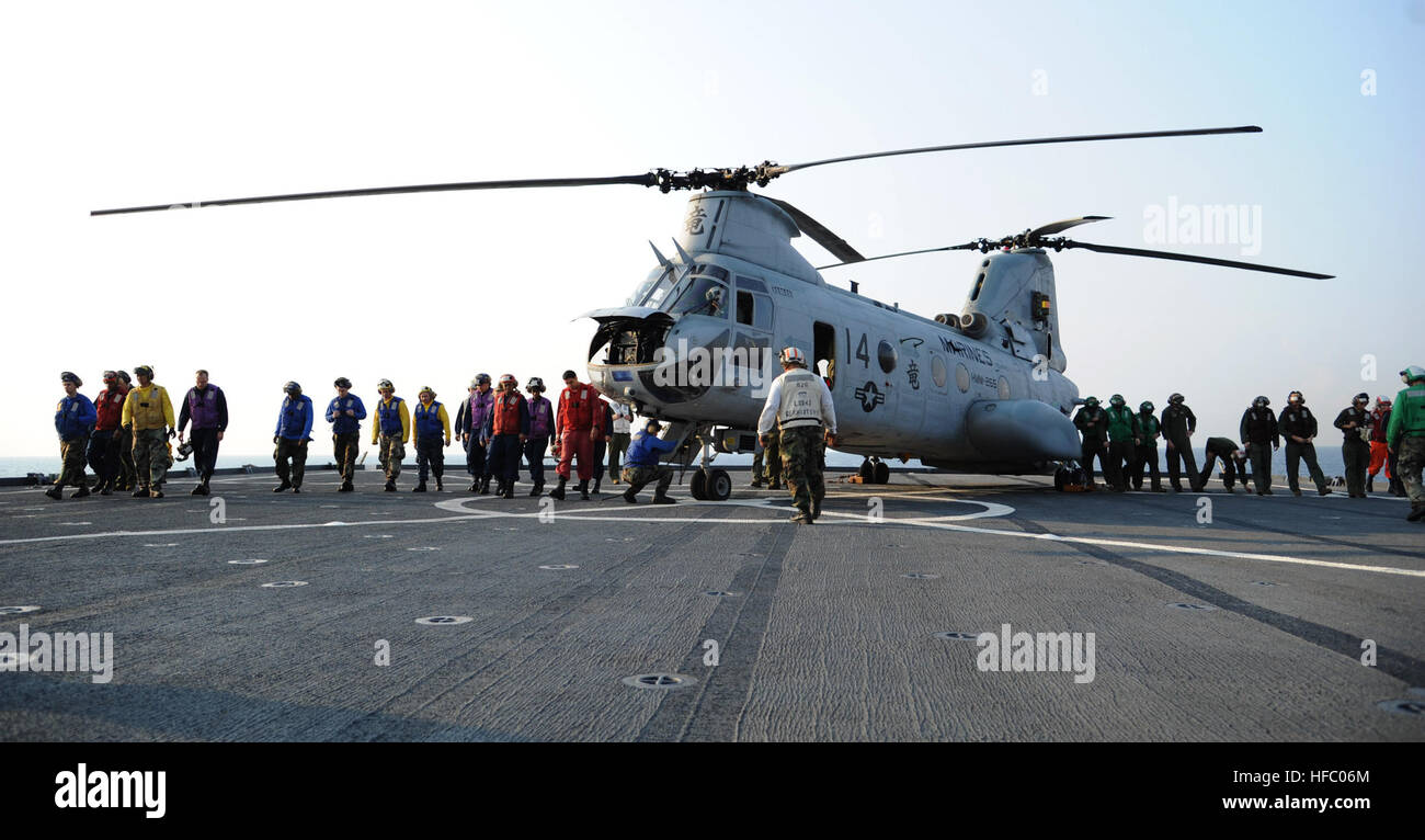 Marinai e Marines assegnato al trentunesimo Marine Expeditionary Unit eseguire un oggetto estraneo e detriti walkdown sul ponte di volo dell'distribuita amphibious dock landing ship USS Germantown prima di condurre operazioni di volo. Germantown, con elementi imbarcato del trentunesimo Marine Expeditionary Unit, è attualmente in corso dopo la partecipazione in esercizio Cobra Gold 2012, un annuale Thai-STATI UNITI co-sponsorizzato giunto e multinazionale di esercizio destinato a far avanzare la sicurezza di tutta la regione Asia Pacifico e migliorare l'interoperabilità con le nazioni partecipanti. (U.S. Navy foto di: Massa Commun Foto Stock