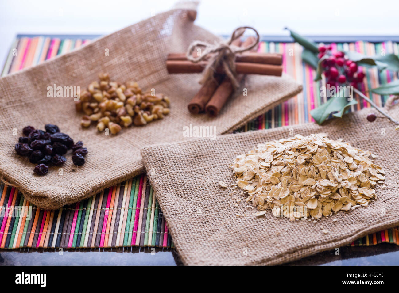 Farina di avena con uvetta, noci e bastoncini di cannella. Foto Stock