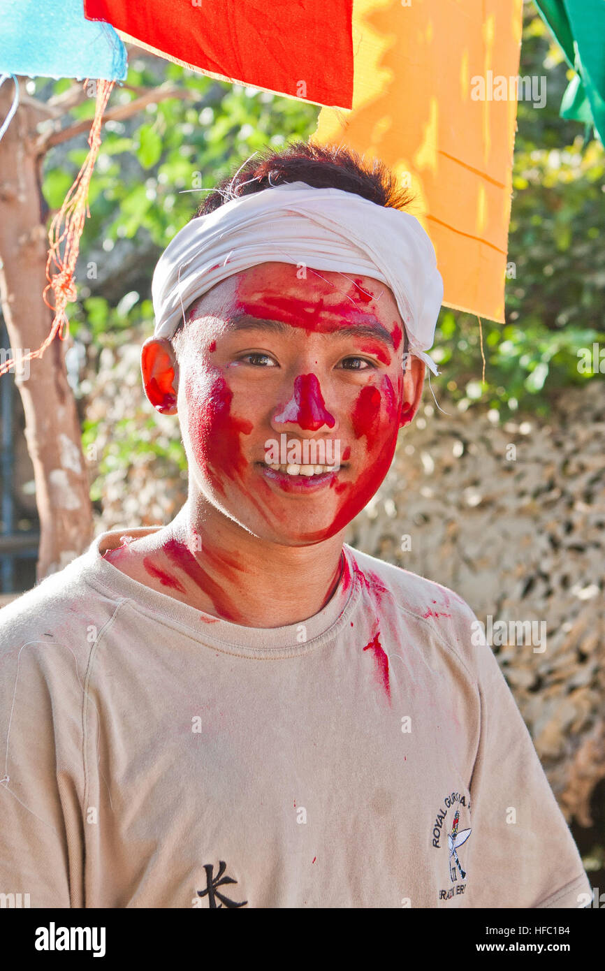 Un soldato Nepalese dal Royal Gurkha fucili reggimento dell'esercito britannico, Brigata di Gurkhas è riempito di gioia durante la festa di Dashain, a Lashkar Gah distretto, provincia di Helmand, Sett. 24. Il Royal Gurkha Rifles sono la sola unità Gurkha nell'esercito britannico. Dashain, un 15-giorno nazionale nepalese e religioso-festival, ed è il paese della più lunga e la più promettente festival. Dashain commemora le vittorie della dea Durga oltre il demone Mahisasur, dea Durga è adorato in tutto il Nepal come la divina madre dea. Gurkhas celebrare i religiosi-festival Dashain in H Foto Stock