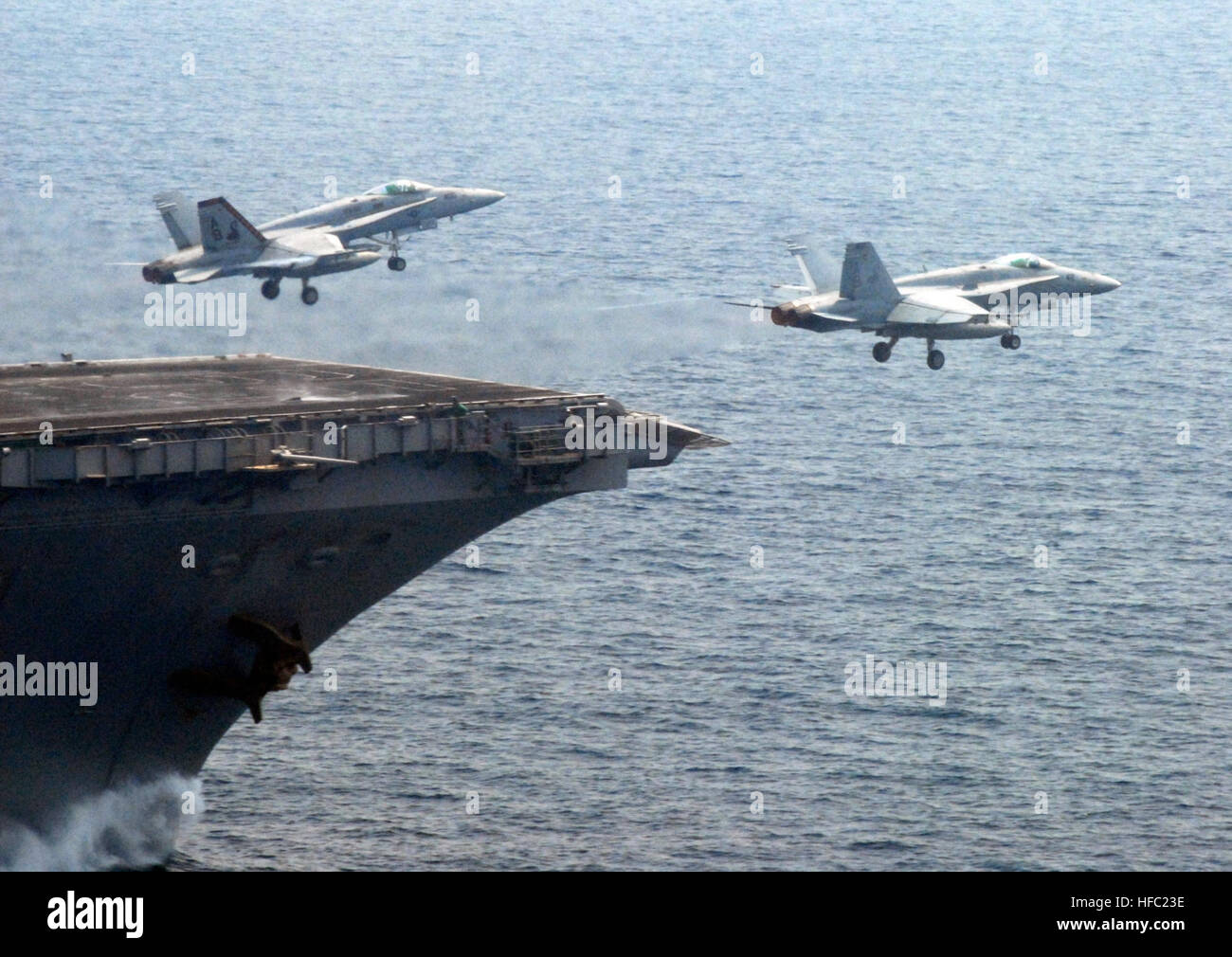 070910-N-9825N-002 Golfo Persico (sett. 10, 2007) - F/A-18Cs decollare da USS Enterprise (CVN 65) su una missione a sostegno della guerra globale su terrorsim. Stati Uniti Foto di Marina (rilasciato) 2 aeromobili cat shot Foto Stock