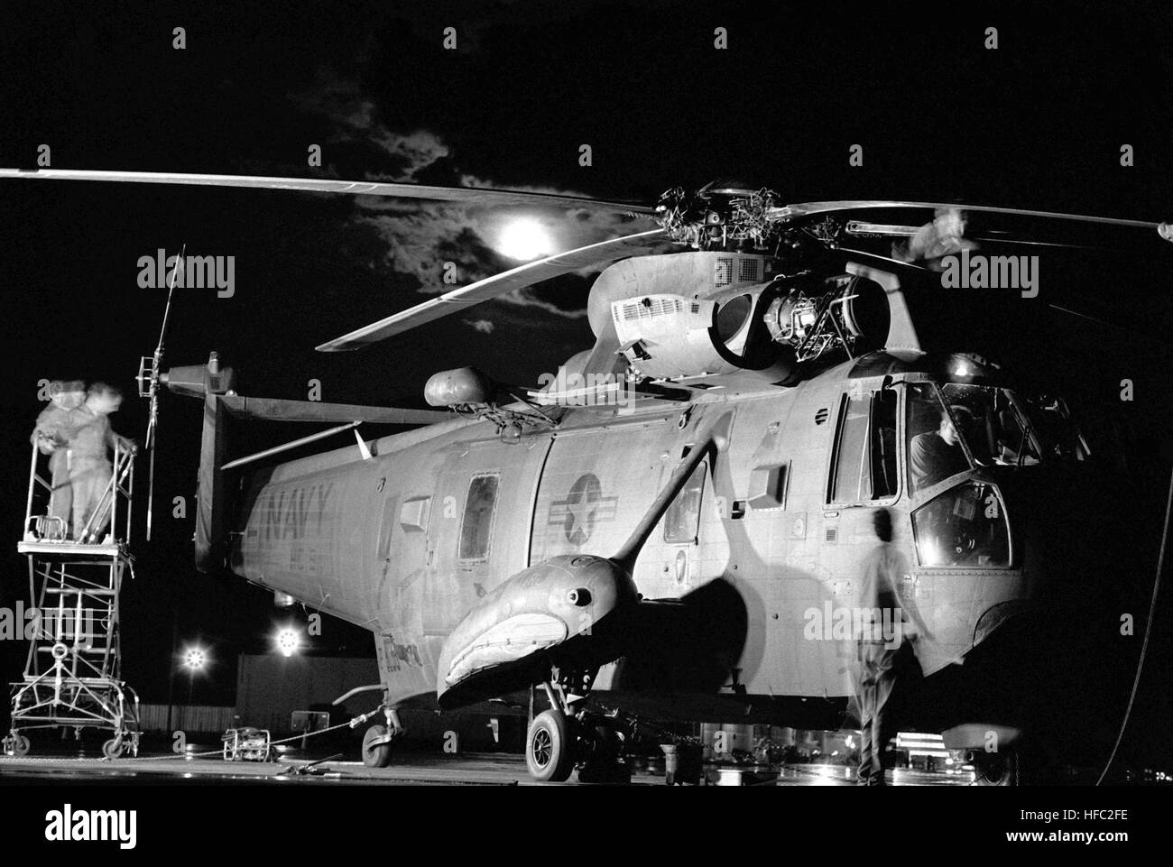 Un US Navy (USN) Sikorsky SH-3 Sea King elicottero è preparato per una notte contro il tempo di ricerca e di salvataggio (SAR) esercizio a Montagna Home Air Force Base (AFB), Idaho (ID). HH-3UN HC-9 a casa di montagna AFB 1983 Foto Stock