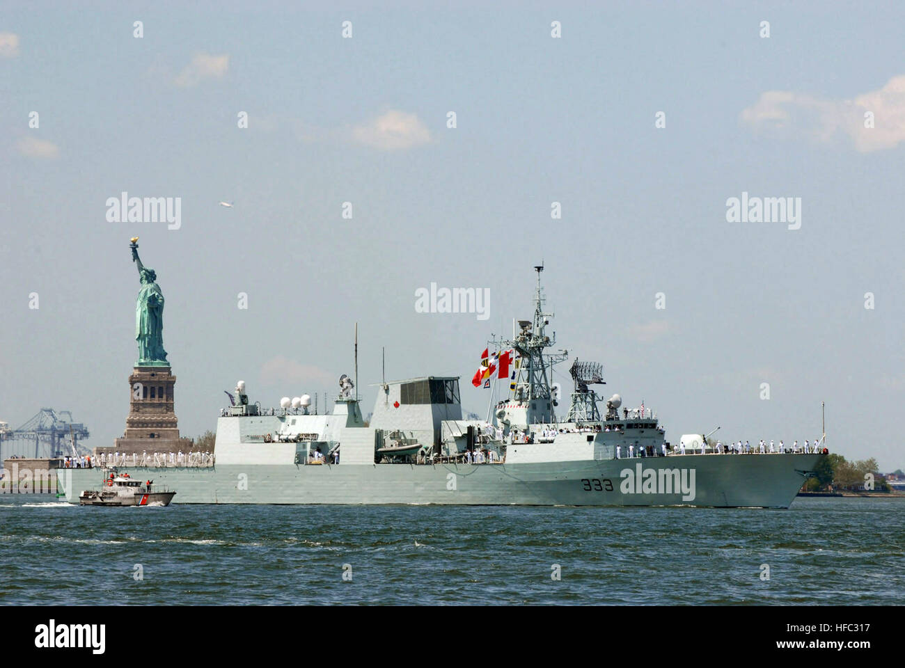 080521-N-2631K-042 NEW YORK (21 maggio 2008) Il canadese multi-ruolo patrol craft HMCS Toronto (FFH 333) passa la statua della libertà durante la sfilata delle navi per il giorno di apertura della Settimana della flotta 2008 in New York. Stati Uniti Foto di Marina di Massa lo specialista di comunicazione 1a classe Sherry Kusner (rilasciato) HMCS Toronto (FFH 333) Foto Stock