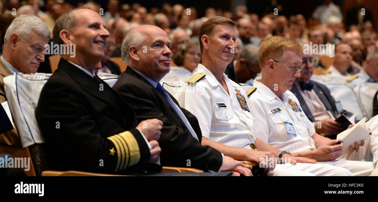 140617-N-PX557-120 NEWPORT, R.I. (17 giugno 2014) Capo di operazioni navali (CNO), ADM. Jonathan W. Greenert, Sir Lawrence Freedman, professore per King's College di Londra, posteriore Adm. Walter E. "ted" Carter Jr., Presidente, U.S. Naval War College (NWC) e Adm posteriore. James G. Foggo III, assistente del vice capo di operazioni navali per operazioni, di piani e di strategia, ascoltare le osservazioni di apertura del sessantacinquesimo annuale della strategia attuale Forum (CSF) al NWC a Newport, Rhode Island. Come NWC's capstone accademico, la due giorni di forum riunisce illustri ospiti e agli studenti di esaminare le questioni di strat Foto Stock