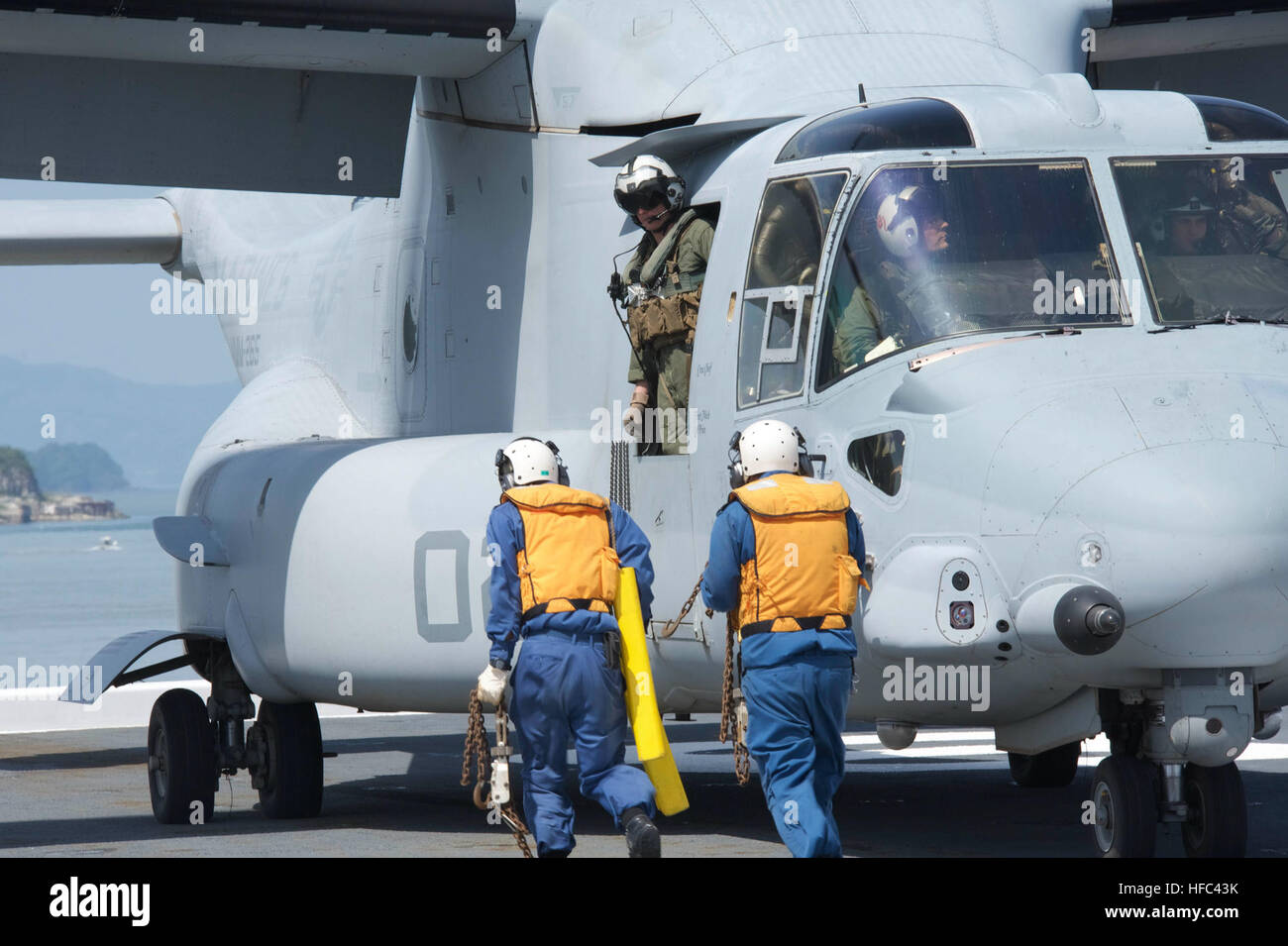 160422-N-ZI646-116 YATSUSHIRO BAY, Giappone (22 aprile 2016) Giappone Maritime Defence Force marinai approccio un MV-22B Osprey dal mezzo marino Tiltrotor Squadron (VMM) 265 (rinforzato) attaccata al trentunesimo Marine Expeditionary Unit con tacchi e catene per immobilizzare il velivolo per il ponte di volo del cacciatorpediniere nave elicottero JS Hyuga (DDH) 181. A richiesta del governo giapponese, U.S. Le forze del Giappone è fornire supporto airlift a Giapponese Forze di autodifesa (JSDF). Un JSDF task force di oltre 25.000 personale è la fornitura di aiuti umanitari e di soccorso in caso di catastrofe assistenza al popolo influenzare Foto Stock