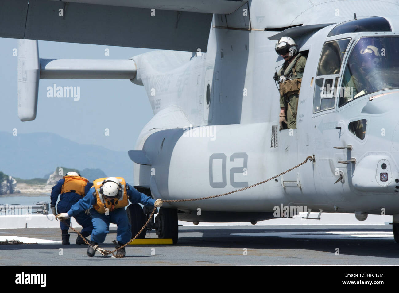 160422-N-ZI646-119 YATSUSHIRO BAY, Giappone (22 aprile 2016) Giappone Maritime Defence Force marinai fissare una MV-22B Osprey dal mezzo marino Tiltrotor Squadron (VMM) 265 (rinforzato) attaccata al trentunesimo Marine Expeditionary Unit per il ponte di volo del cacciatorpediniere nave elicottero JS Hyuga (DDH) 181. A richiesta del governo giapponese, U.S. Le forze del Giappone è fornire supporto airlift a Giapponese Forze di autodifesa (JSDF). Un JSDF task force di oltre 25.000 personale è la fornitura di aiuti umanitari e di soccorso in caso di catastrofe assistenza alle persone colpite dalla grandezza 6.5 e 7.3 terremoti che Foto Stock
