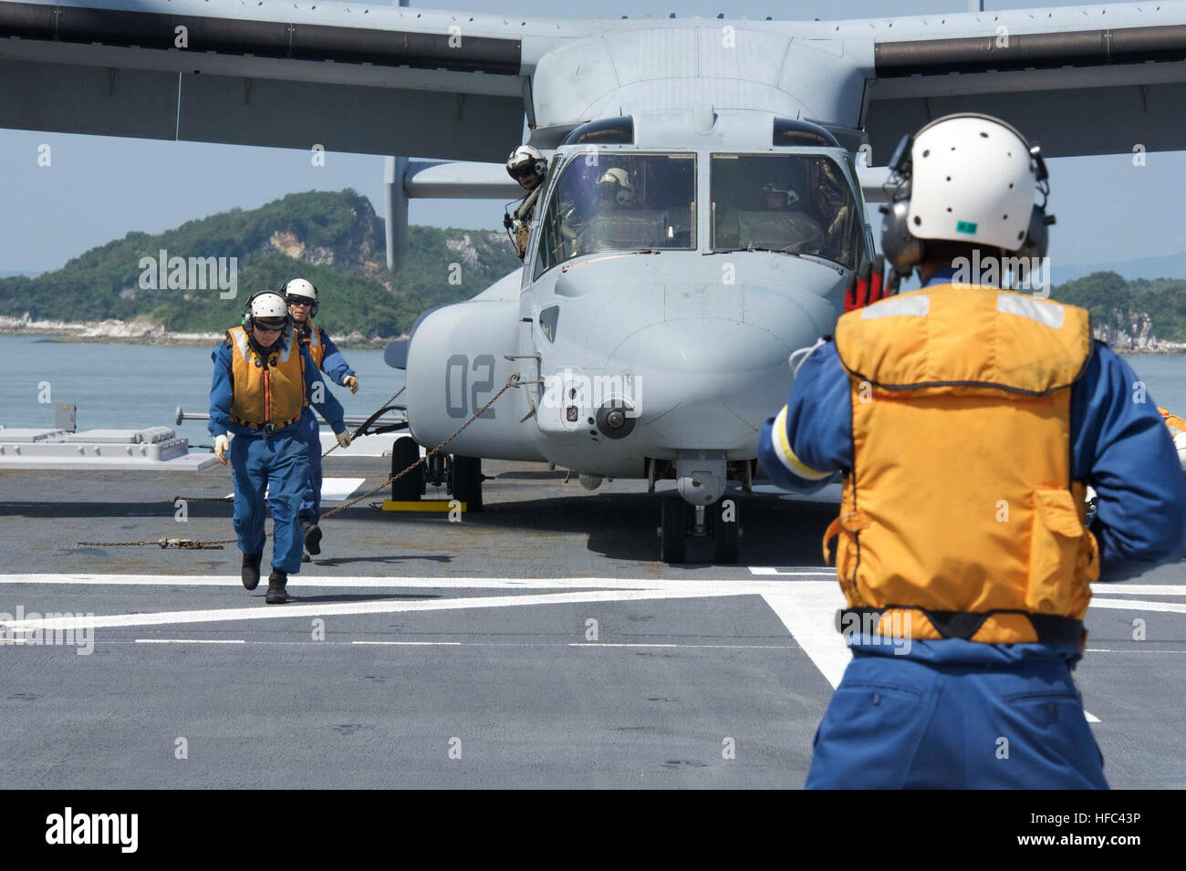 160422-N-ZI646-124 YATSUSHIRO BAY, Giappone (22 aprile 2016) Giappone Maritime Defence Force marinai fissare una MV-22B Osprey dal mezzo marino Tiltrotor Squadron (VMM) 265 (rinforzato) attaccata al trentunesimo Marine Expeditionary Unit per il ponte di volo del cacciatorpediniere nave elicottero JS Hyuga (DDH) 181. A richiesta del governo giapponese, U.S. Le forze del Giappone è fornire supporto airlift a Giapponese Forze di autodifesa (JSDF). Un JSDF task force di oltre 25.000 personale è la fornitura di aiuti umanitari e di soccorso in caso di catastrofe assistenza alle persone colpite dalla grandezza 6.5 e 7.3 terremoti che Foto Stock