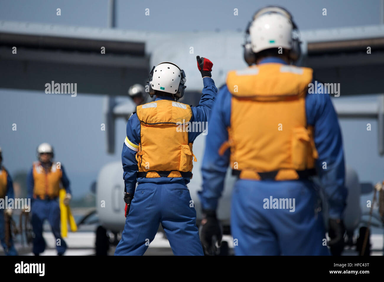 160422-N-ZI646-253 YATSUSHIRO BAY, Giappone (22 aprile 2016) Giappone Maritime Defence Force marinai dirigere un MV-22B Osprey dal mezzo marino Tiltrotor Squadron (VMM) 265 (rinforzato) attaccata al trentunesimo Marine Expeditionary Unit a bordo del Cacciatorpediniere nave elicottero JS Hyuga (DDH) 181. A richiesta del governo giapponese, U.S. Le forze del Giappone è fornire supporto airlift a Giapponese Forze di autodifesa (JSDF). Un JSDF task force di oltre 25.000 personale è la fornitura di aiuti umanitari e di soccorso in caso di catastrofe assistenza alle persone colpite dalla grandezza 6.5 e 7.3 i terremoti che hanno colpito la Kuma Foto Stock