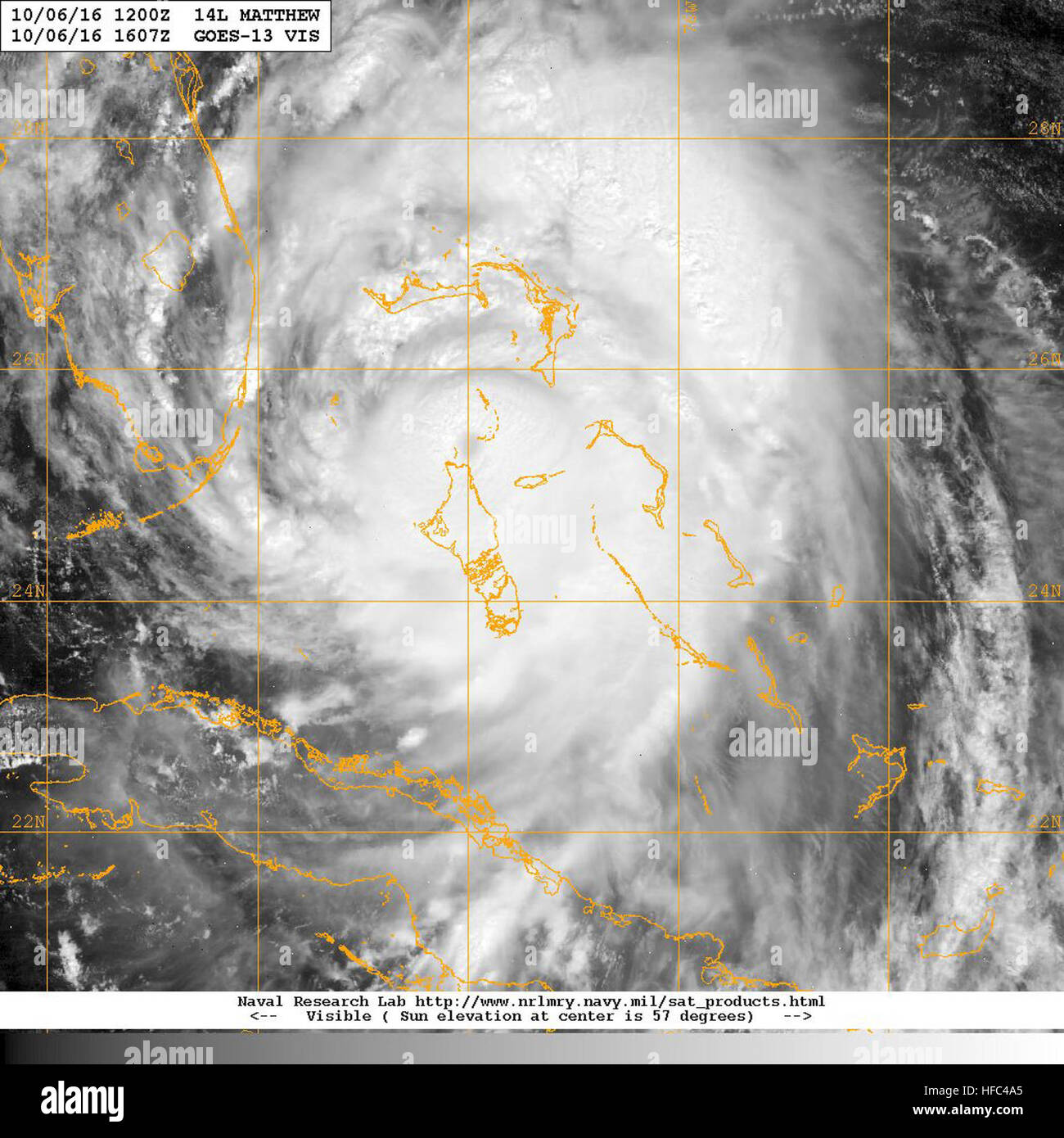 Oceano atlantico (ott. 6, 2016) UNA VA-13 immagine satellitare di uragano Matteo come si passa sopra le Bahamas. A 1100 AM EDT (1500 UTC), l'occhio di Matteo si trova nei pressi di latitudine nord 25.1, 77.8 di longitudine ovest. L'occhio è in movimento verso il nord-ovest vicino a 14 km/h (22 km/h) tra ANDROS Isola e Nassau nelle Bahamas. Sulla previsione via Matteo dovrebbe attraversare la northwestern Bahamas più tardi di oggi e si muovono vicino o sopra la costa orientale della penisola della Florida attraverso la notte di venerdì. Le relazioni indicano che il massimo di venti sostenuti sono nei pressi di 140 mph (220 km/h) con raffiche superiori. Matthew è Foto Stock