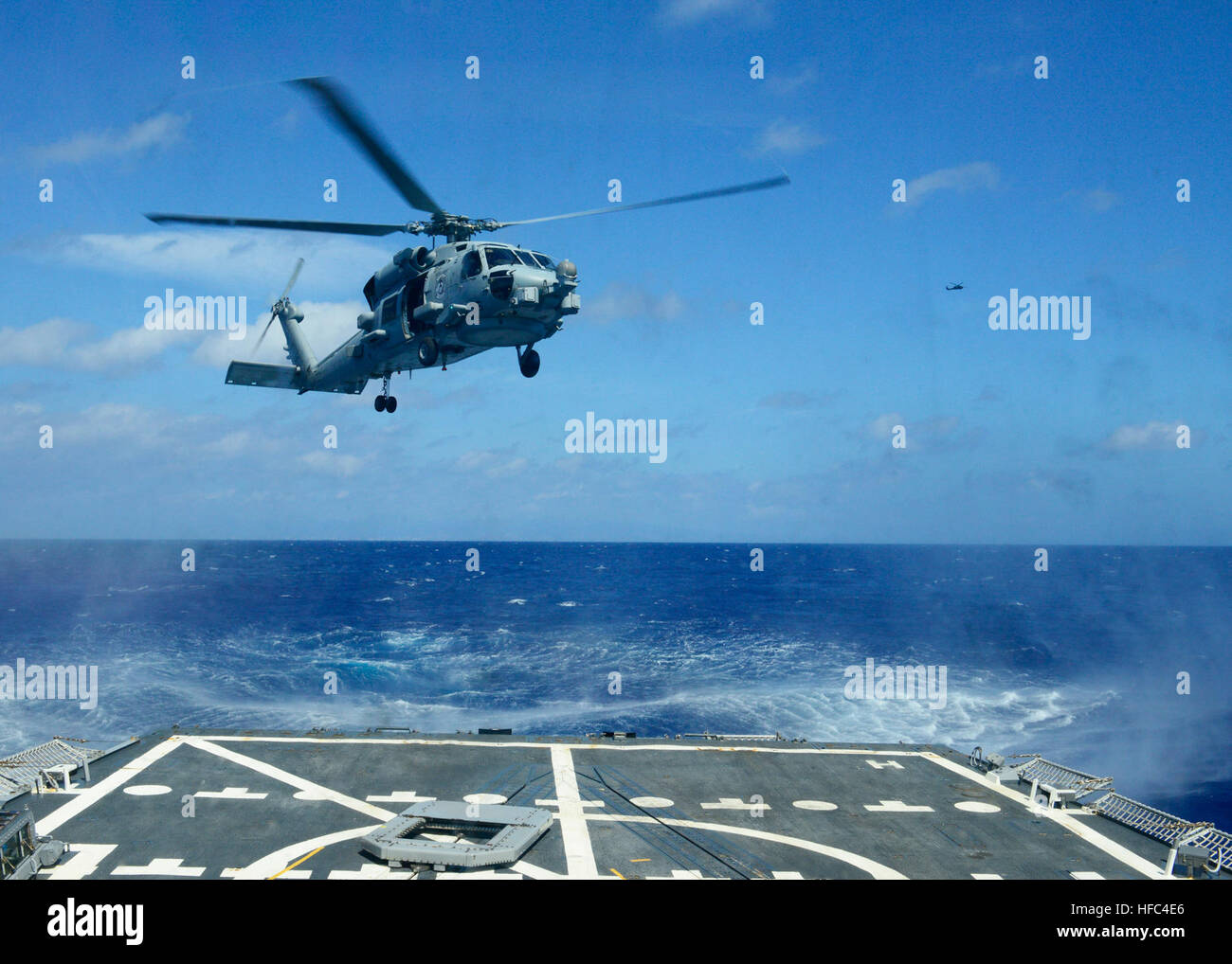 150209-N-DT805-225 OCEANO PACIFICO (Feb 09, 2015) un MH-60R Sea Hawk elicottero Easyriders di elicottero Maritime Strike Squadron (HSM) 37 si toglie dal guidato-missile destroyer USS Preble (DDG 88) mentre un UH-60 Black Hawk dall esercito di combattimento xxv Brigata aerea (25 Cabina) vola in background durante un indipendente deployer certificazione (IDCERT) esercizio. Il IDCERT esercizio è progettato per certificare selezionare U.S. navi come utenti finali indipendenti come incaricato dal comandante, U.S. 3a flotta. (U.S. Foto della marina da capo la comunicazione di massa specialista John M. Hageman/RILASCIATO) IDCERTEX 150209-N-DT805 Foto Stock