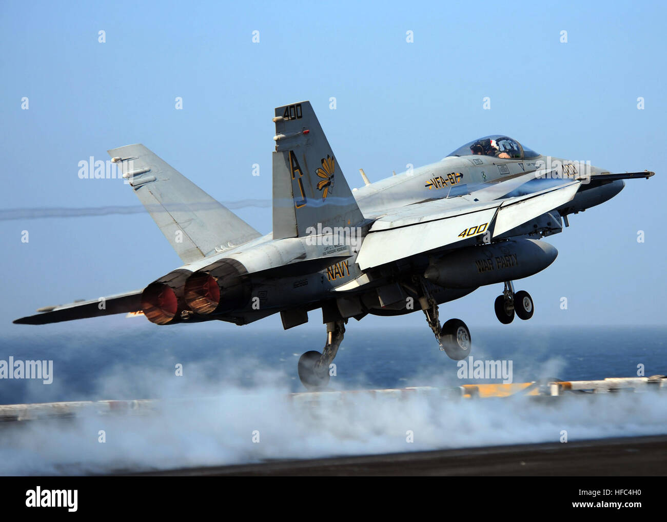 La Cmdr. Richard " iggs' Zins, comandante della 'Golden Warriors' di Strike Fighter Squadron 87, lancia dalla portaerei USS Theodore Roosevelt per un ricambio di aria di comando cerimonia con la Cmdr. Richard 'formaggio' McGrath Jr. Theodore Roosevelt e Carrier aria Wing 8 sono operanti negli Stati Uniti Quinta Flotta area di responsabilità. In-Air cambiamento di cerimonia di comando 155025 Foto Stock