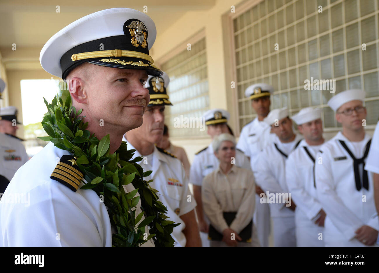 150604-N-GI544-020 PEARL HARBOR (04 giugno 2015) Capt. Dale Rielage, direttore di intelligenza e di operazioni di informazione, U.S. Flotta del Pacifico, ascolta commento durante una commemorazione del 73º anniversario della battaglia di Midway alla stazione Hypo a base comune Harbor-Hickam perla. La battaglia di Midway, che ha avuto luogo 4-7 giugno 1942, è stata una vittoria decisiva per gli Stati Uniti Marina e viene considerato come il punto di svolta della guerra nel Pacifico. (U.S. Foto di Marina di Massa Specialista comunicazione classe 2a Laurie Dexter/RILASCIATO) 73anniversario della battaglia di Midway 150604-N-GI544-020 Foto Stock