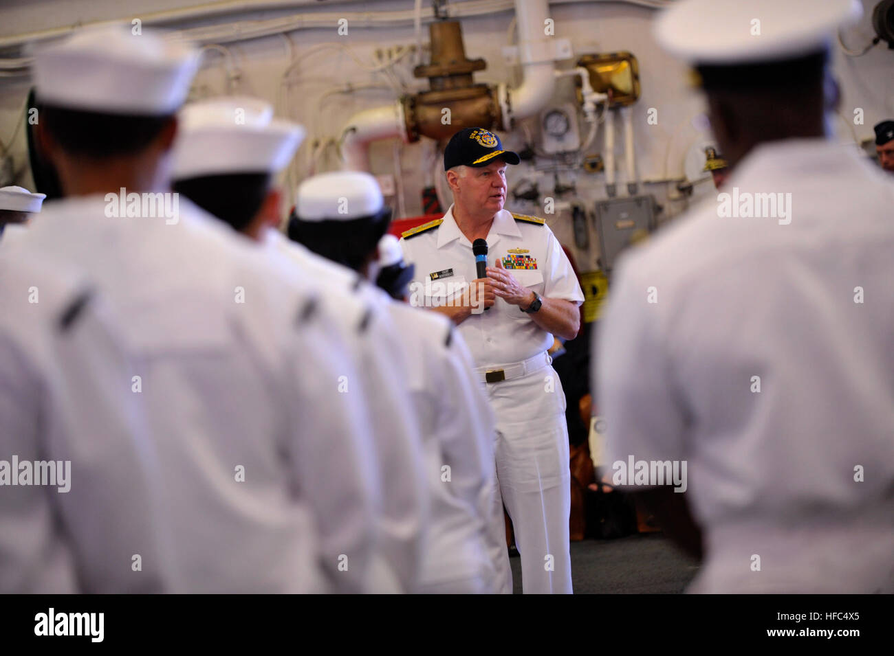 La leadership navale si rivolge a marinai e marines a bordo della nave d'assalto anfibia USS Wasp durante la settimana internazionale della flotta, evidenziando la prontezza operativa e il coordinamento dell'equipaggio. Foto Stock