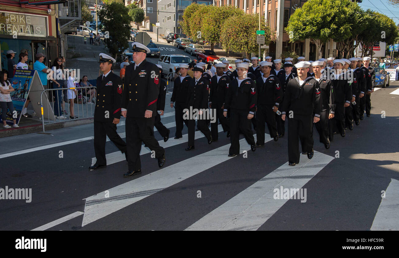 Velisti assegnati per assalto anfibio nave USS America (LHA 6), Ticonderoga-class guidato-missili cruiser USS Chosin CG (65) e guidato-missile destroyer USS Kidd (DDG 100) marzo in formazione a San Francisco nel patrimonio culturale italo-americano Parade. Le tre navi, insieme con le unità dalla Marine Corps e guardia costiera, partecipano a San Francisco la settimana della flotta 2014. (U.S. Foto di Marina di Massa lo specialista di comunicazione di terza classe Huey D. giovani Jr.) Patrimonio italo-americano durante la Parata di San Francisco la settimana della flotta 2014 141012-N-MD297-124 Foto Stock