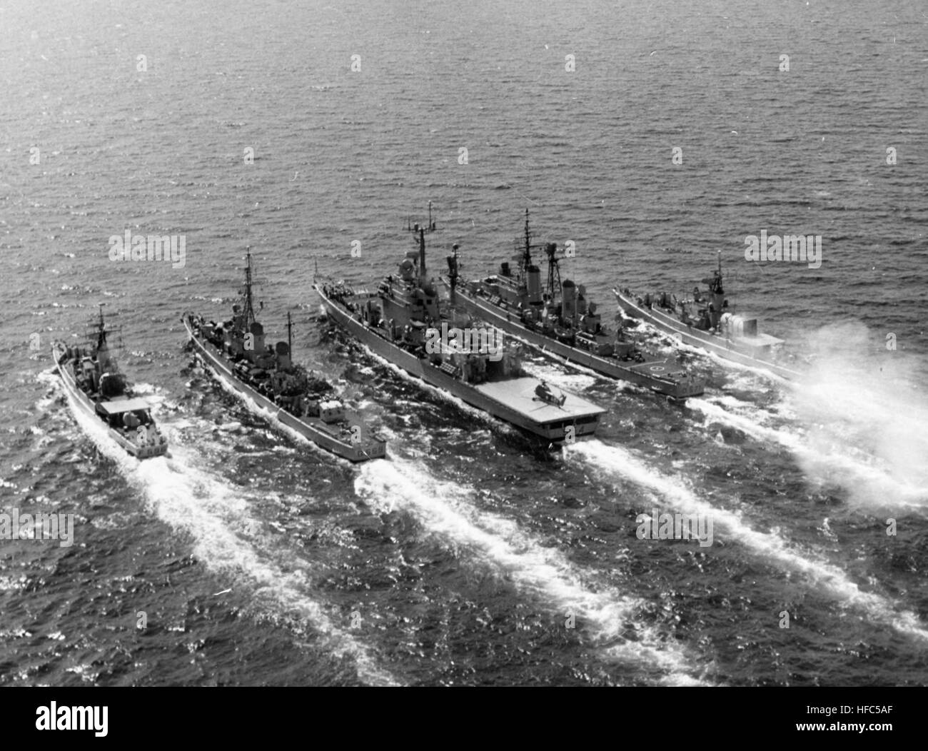 Incrociatore italiano Caio Duilio (C554) in corso nei primi anni