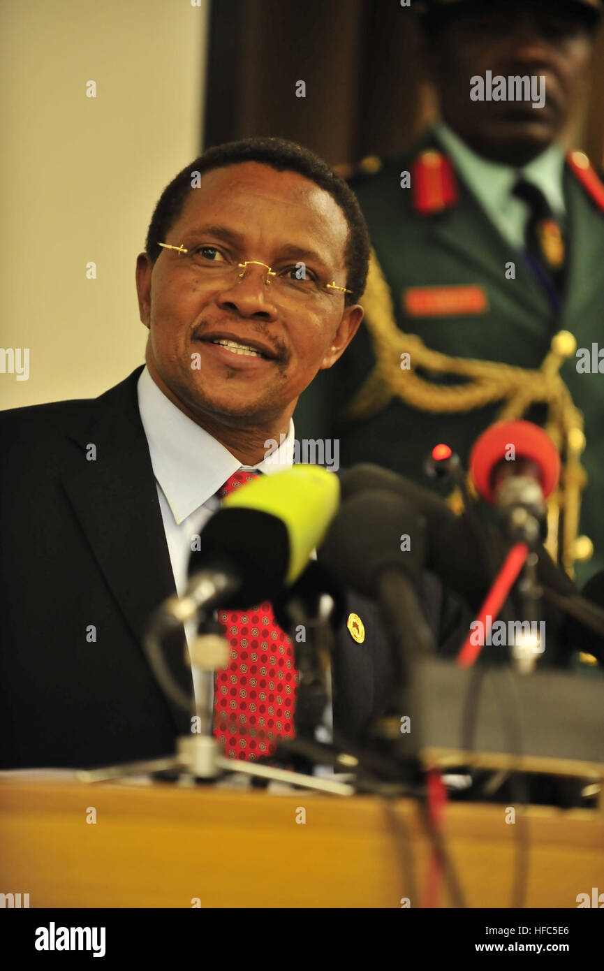 Jakaya Kikwete, il presidente della Tanzania, risponde alle domande durante una conferenza stampa in Etiopia ad Addis Abeba, 1 febbraio 2009. Egli sta frequentando il dodicesimo vertice dell Unione Africana dove ha ribaltato la presidenza dell'organizzazione a Muammar Gheddafi, libico del capo dello stato. (U.S. Foto di Marina di Massa lo specialista di comunicazione 2a classe Jesse B. Awalt/RILASCIATO) Jakaya Kikwete, dodicesimo vertice UA, 090201-N-0506A-027 Foto Stock