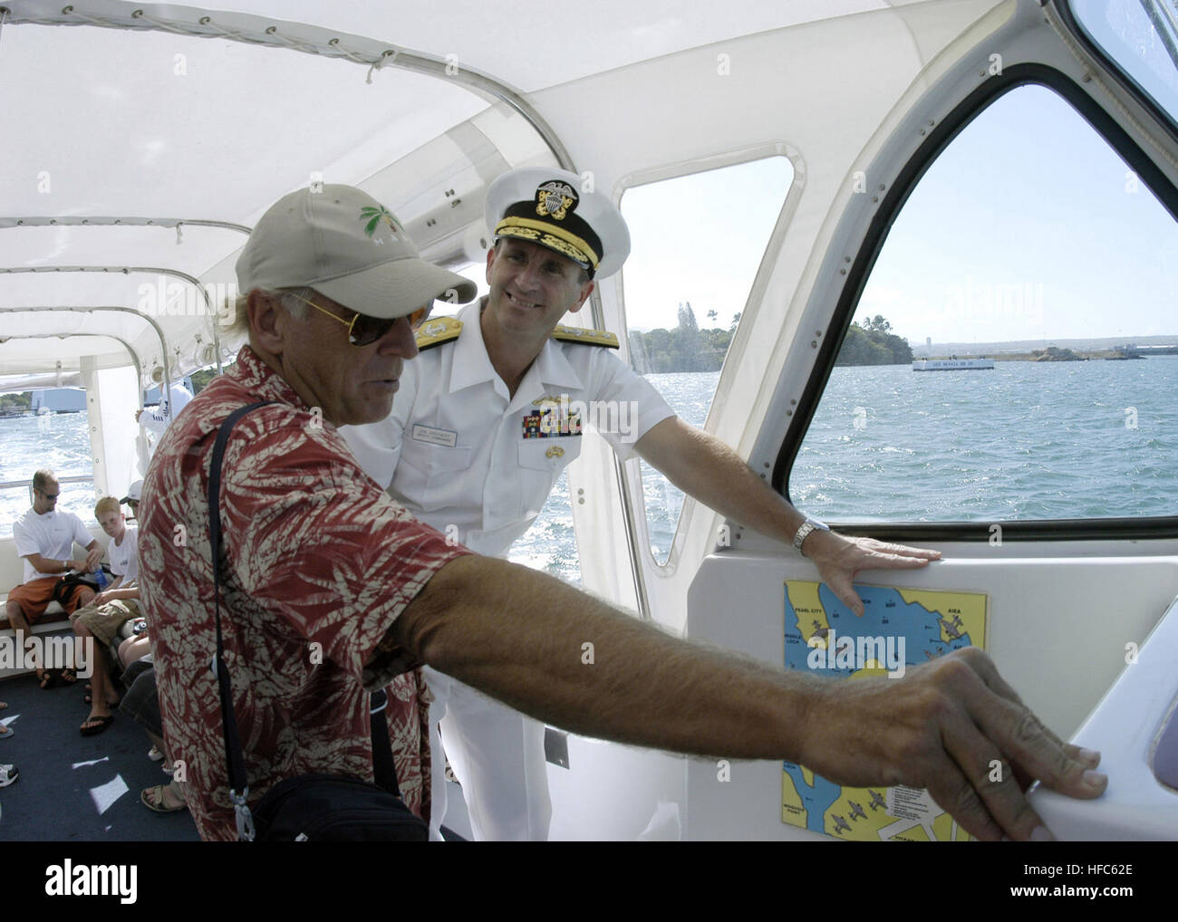 030612-N-5376G-018 Pearl Harbor, Hawaii (Jun. 12, 2003) -- Adm posteriore. Jonathan Greenert, vice comandante della flotta del Pacifico, accompagnatrici cantautore Jimmy Buffet e la sua famiglia in un tour di Pearl Harbour. Stati Uniti Navy foto di PhotographerÕs Mate Airman Benjamin David Glass. (Rilasciato) Jimmy Buffet navy Foto Stock