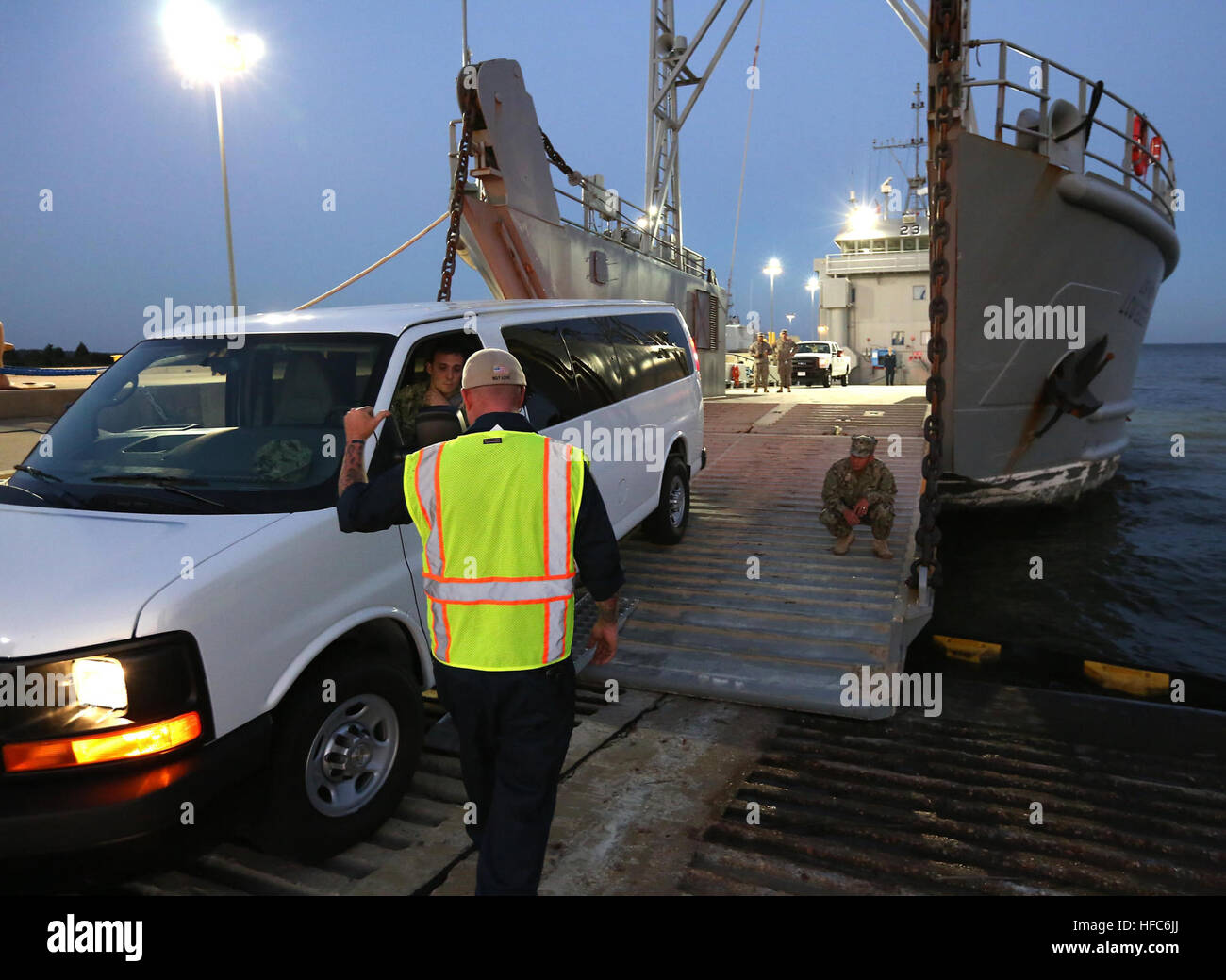 Stati Uniti Army Sgt. Nathan amore, boatswain, U.S. Esercito Hobkirk Nave (LCU 2023), 7 Supporto Brigata (Expeditionary), guide di massa una Task Force comune civile veicolo di supporto sulla landing craft durante una logistica comune oltre la riva (JLOTS) esercizio qui 14 agosto 2014. JLOTS è il processo di carico e scarico di veicoli e attrezzature sulle navi senza il beneficio di una porta fissa facility. JTF-CS anticipa, piani e si prepara per la difesa CBRN sostegno alle autorità civili operazioni di risposta. (Gazzetta DOD foto di U.S. Navy Petty Officer 1. Classe Brian Dietrick) Joint Task Force civili Foto Stock