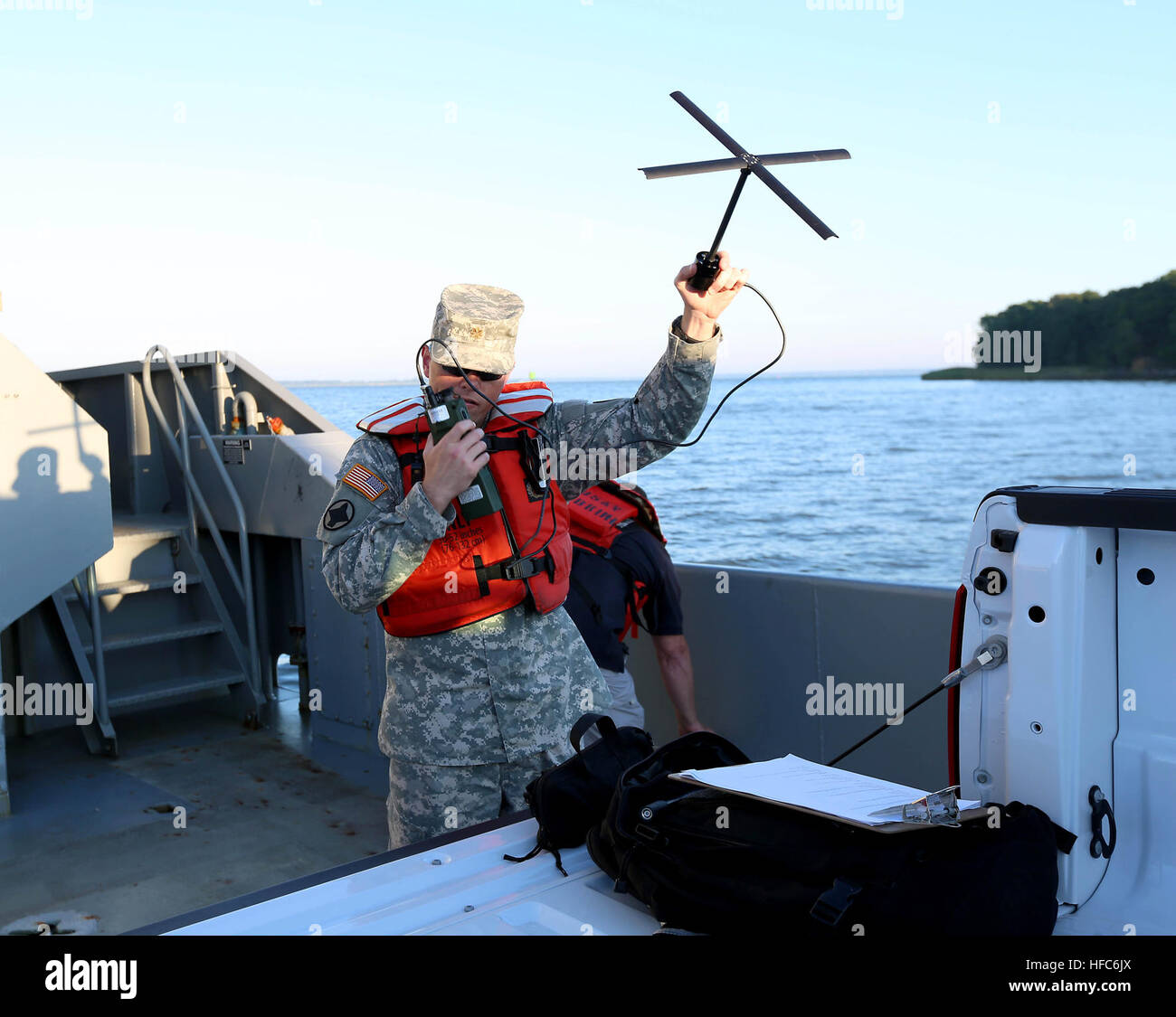 Stati Uniti Esercito il Mag. John Burns, le operazioni quotidiane watch officer, Joint Task Force di supporto civile, conduce un controllo radio su un satellite di comunicazioni a bordo radio U.S. Esercito Hobkirk Nave (LCU 2023) durante una logistica comune oltre la riva (JLOTS) esercizio qui il 14 agosto 2014. JLOTS è il processo di carico e scarico di veicoli e attrezzature sulle navi senza il beneficio di una porta fissa facility. JTF-CS anticipa, piani e si prepara per la difesa CBRN sostegno alle autorità civili operazioni di risposta. (Gazzetta DOD foto di U.S. Navy Petty Officer 1. Classe Brian Dietrick) Joint Task Force civili Foto Stock