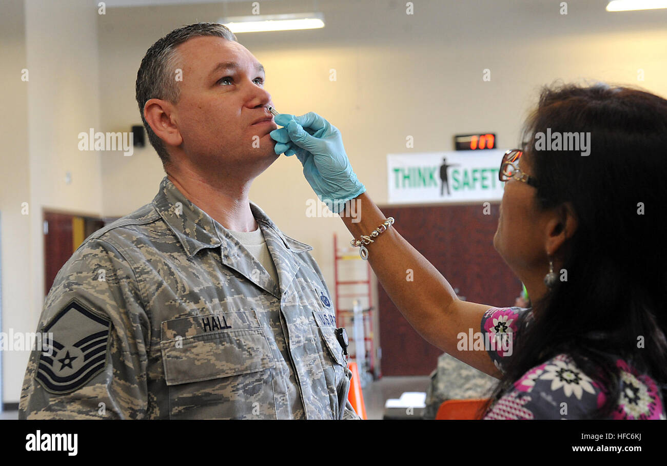 Stati Uniti Air Force Master Sgt. Stephen Hall, di manodopera e di personale non incaricato ufficiale responsabile, riceve la vaccinazione antinfluenzale da un infermiere durante l annuale Joint Task Force di supporto civile influenza stagionale esercizio di immunizzazione tenuto qui ott. 17, 2013. Il vaccino antinfluenzale -- che è obbligatorio per i membri del servizio per ricevere-- è solo un modo che JTF-CS i membri possono mantenere la loro disponibilità a rispondere e rimanere sani durante la prossima influenza e della stagione fredda. JTF-CS anticipa, piani e si prepara per la chimica, biologica, radioattiva e Difesa Nucleare sostegno alle autorità civili (CBRN-DSCA) Foto Stock