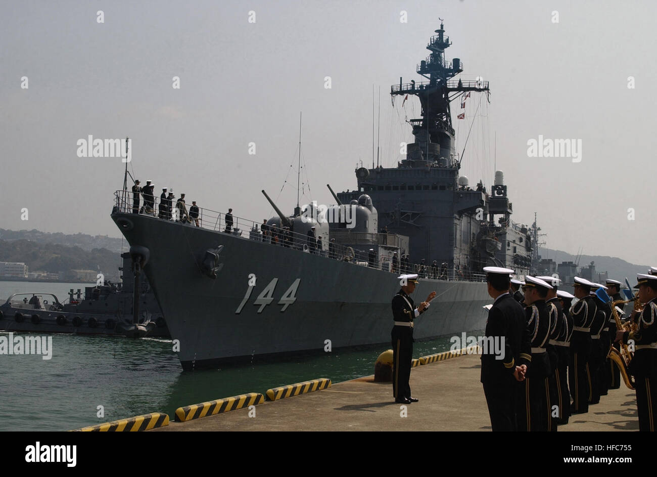Egli marittima Giapponese Self Defence Force (JMSDF) band suona ritornelli patriottico durante un homecoming ricezione di MSDF navi, Kirisame, Kurama e Hamana, 16 marzo 2002. Il Giappone MSDF sono state nell'Oceano Indiano vitale che fornisce il supporto logistico, compresa la fornitura di combustibile, a Stati Uniti e navi della coalizione nella lotta contro il terrorismo. (U.S. Navy foto dal fotografo di Mate in seconda classe (AW) Jonathan R. Kulp) (rilasciato). JS Kurama arriva di nuovo a Sasebo, -16 Mar. 2002 a Foto Stock