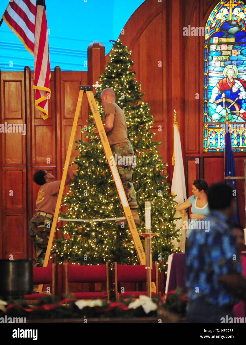 La stazione navale di Guantanamo Bay a Cuba (dec. n. 1, 2011) - Seabees dalla base navale di Mobile Battaglione di costruzione 23 assegnato alla Joint Task Force Guantanamo e stazione navale di Guantánamo, impostare l'albero di Natale all'interno della stazione navale di Guantánamo cappella. JTF GTMO senior leadership arruolato ha lavorato con i membri di chiesa per decorare la cappella per la prossima stagione di vacanze.(JTF Guantanamo foto di U.S. Massa marina Communications Specialist 2a classe Kilho Park) non classificato - cancellati per il rilascio. Per ulteriori informazioni contattare JTF Guantanamo PAO 011-5399-3649; DSN www.jtfgtmo.southcom.mil 660-3649 Foto Stock