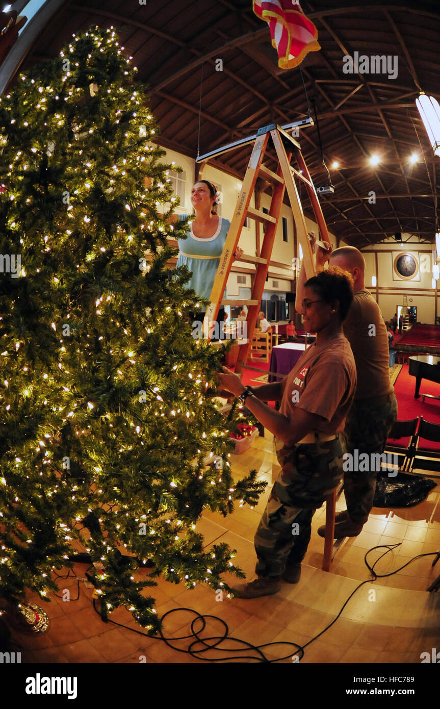 La stazione navale di Guantanamo Bay a Cuba (dec. n. 1, 2011) - Seabees dalla base navale di Mobile Battaglione di costruzione 23 assegnato alla Joint Task Force Guantanamo e stazione navale di Guantánamo e membro di una chiesa impostare l'albero di Natale all'interno della stazione navale di Guantánamo cappella. JTF GTMO senior leadership arruolato ha lavorato con i membri di chiesa per decorare la cappella per la prossima stagione di vacanze.(JTF Guantanamo foto di U.S. Massa marina Communications Specialist 2a classe Kilho Park) non classificato - cancellati per il rilascio. Per ulteriori informazioni contattare JTF Guantanamo PAO 011-5399-3649; DSN 660-3649 www. Foto Stock