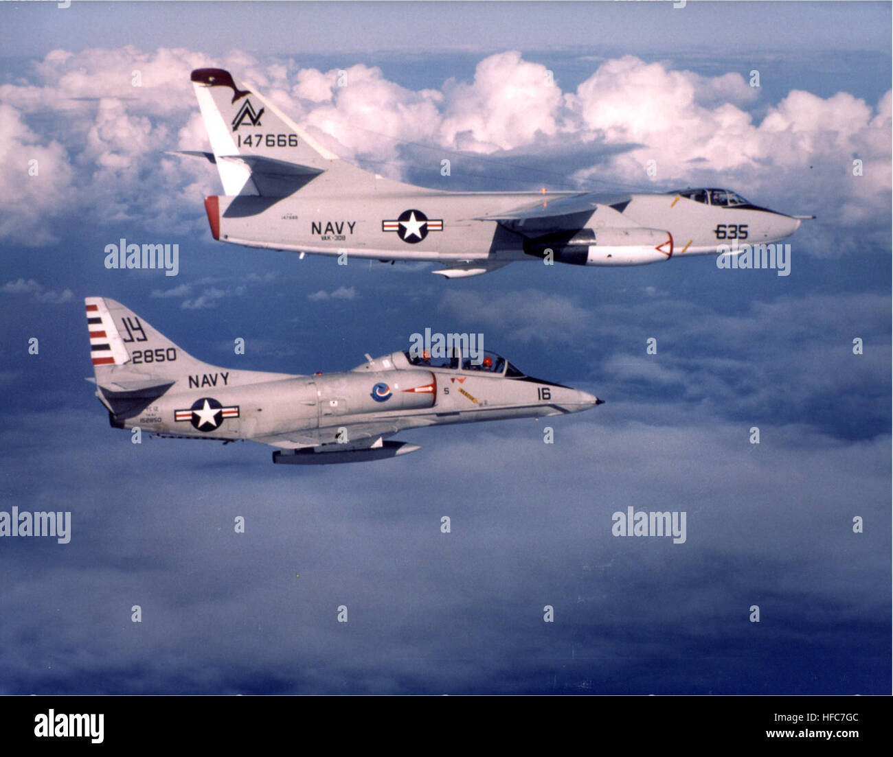 KA-3B di VAK-308 in volo con VC-12 TA-4J vicino a strade di Roosevelt Foto Stock