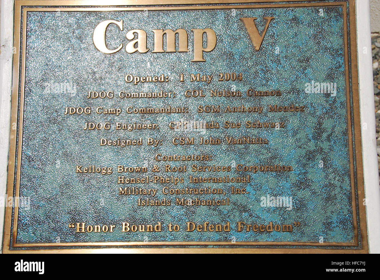 GUANTANAMO Bay a Cuba - Camp 5 a Joint Task Force Guantanamo inaugurato a Maggio 1, 2004 ed è stata contratta da Kellogg, Brown e Root, Hensel-Phelps International, costruzione militare, Inc. e isole meccanica JTF Guantanamo conduce al sicuro e di assistenza umana e la custodia dei detenuti combattenti ostili. La JTF conduce operazioni di interrogazione per raccogliere intelligence strategica a sostegno della guerra globale al terrorismo e sostiene l'applicazione della legge e i crimini di guerra di indagini. JTF Guantanamo si è impegnato per la sicurezza e la sicurezza del servizio americano di membri e i civili che lavorano all'interno della sua detenzione fac Foto Stock