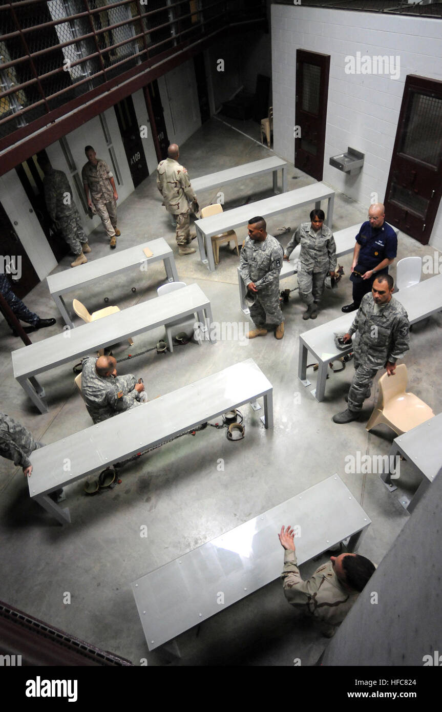 Joint Task Force Guantanamo's Camp VI assistente ufficiale responsabile parla con alti militari statunitensi di sottufficiali che partecipano al programma di Keystone durante un tour della struttura di detenzione, 25 luglio 2010. Keystone è un due settimane di corso che prende il comando senior leader arruolato che servono o slated per servire in una bandiera o a un ufficiale generale livello di giunto o sedi di servizio sul campo oltremare studi per imparare circa il giunto e dottrina combinato, interoperabilità e alleati chiave i problemi della nazione. JTF Guantanamo fornisce un sicuro, umano, legale e trasparente di cura e custodia dei detenuti, includin Foto Stock