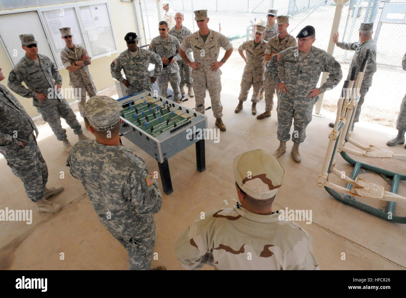 Joint Task Force Guantanamo's Camp IV assistant ufficiale responsabile parla con alti militari statunitensi di sottufficiali che partecipano al programma di Keystone durante un tour del Camp IV struttura di detenzione, luglio 25. Keystone è un due settimane di corso che prende il comando senior leader arruolato che servono o slated per servire in una bandiera o a un ufficiale generale livello di giunto o sedi di servizio sul campo oltremare studi per imparare circa il giunto e dottrina combinato, interoperabilità e alleati chiave i problemi della nazione. JTF Guantanamo fornisce un sicuro, umano, legale e trasparente di cura e custodia dei detenuti, ch. Foto Stock