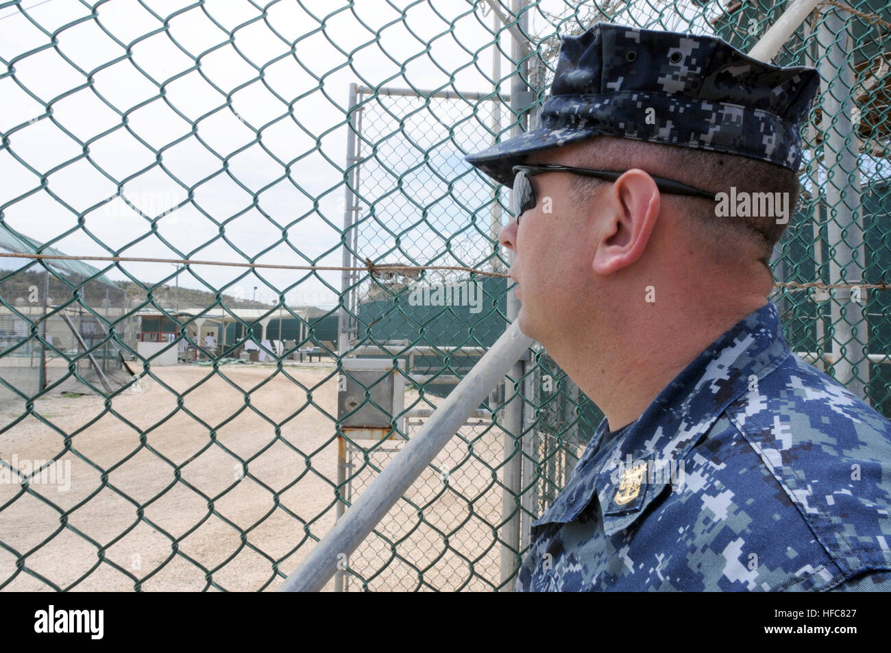 Navy il comando Master Chief Petty Officer Erhardt Mitchell, uno dei senior di militari statunitensi di sottufficiali che partecipano al programma di Keystone, guarda al cantiere di ricreazione di Camp IV durante un tour delle strutture, luglio 25. Il programma è un programma di due settimane di corso che prende il comando senior leader arruolato che servono o slated per servire in una bandiera o a un ufficiale generale livello di giunto o sedi di servizio sul campo oltremare studi per imparare circa il giunto e dottrina combinato, interoperabilità e alleati chiave i problemi della nazione. JTF Guantanamo fornisce un sicuro, umano, legale e trasparente di cura e custodia Foto Stock