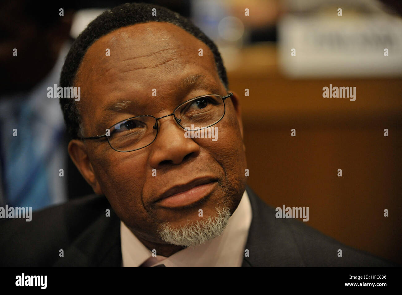 Kgalema Motlanthe, Presidente del Sud Africa, si siede nella sala plenaria del palazzo delle Nazioni Unite in Etiopia ad Addis Abeba, durante il dodicesimo Unione Africana (AU) Summit 1 febbraio 2009. Il gruppo ha accettato l'offerta della Repubblica del Madagascar per ospitare la XIII Sessione Ordinaria di Antananarivo in Madagascar, nel giugno 2009. Il Au intende concentrarsi sul tema "Investire in agricoltura per la crescita economica e la sicurezza alimentare. " (NEGLI STATI UNITI Foto di Marina di Massa lo specialista di comunicazione 2a classe Jesse B. Awalt/RILASCIATO) Kgalema Motlanthe, dodicesimo vertice UA, 090202-N-0506A-140 Foto Stock