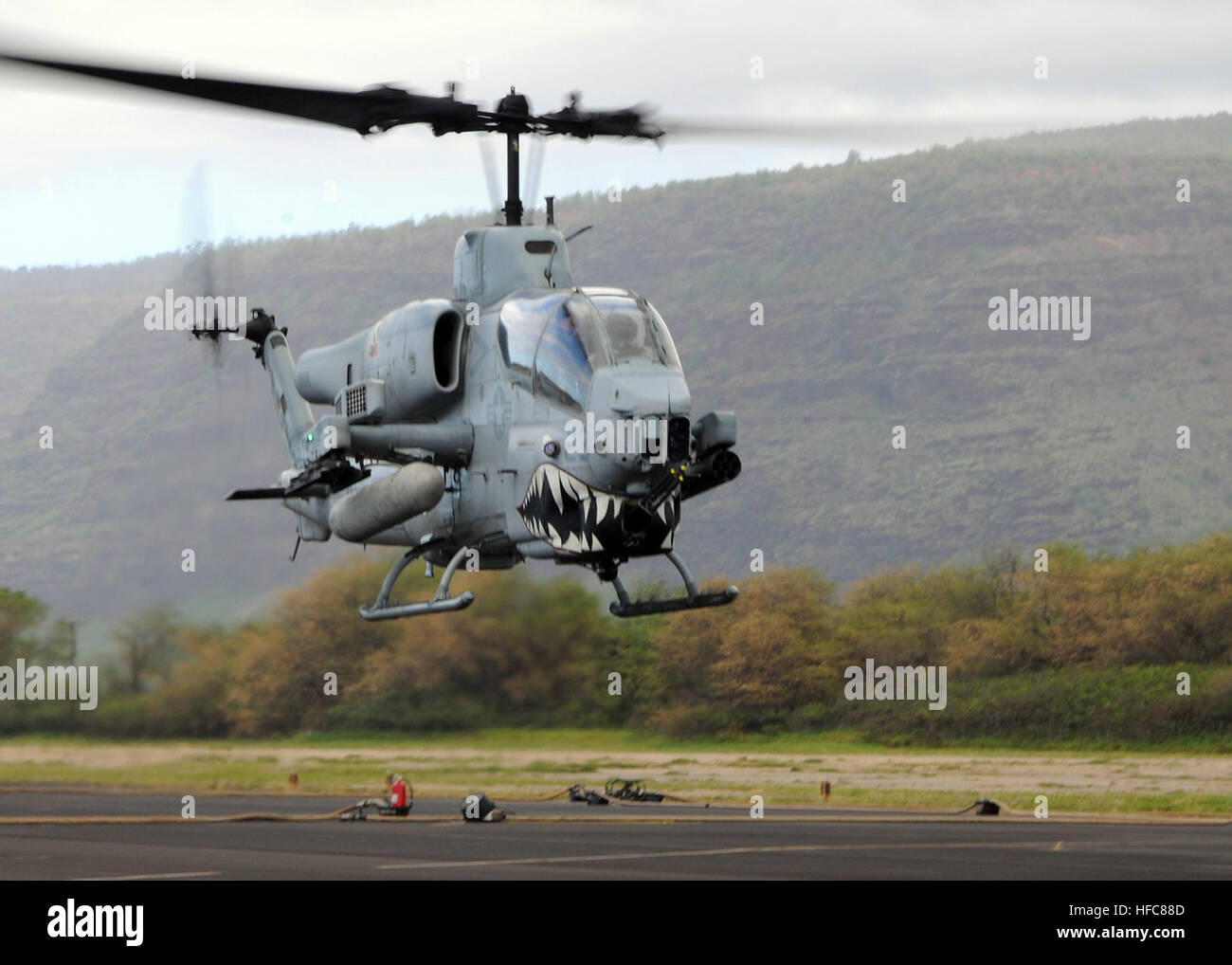 Un AH-1W Super Cobra da Marina elicottero leggero Squadron (MLHA) 367 si toglie dal Pacifico Missile gamma servizio durante la fase di esercizio Koa Kai. Koa Kai è un esercizio semestrale nelle acque che circondano le isole hawaiane progettato per preparare indipendenti di utenti finali in più aree di guerra e di fornire una formazione in un multi-ship ambiente. (U.S. Foto di Marina di Massa lo specialista di comunicazione 2a classe Mathew J. Diendorf/RILASCIATO) Koa Kai 14-1 140130-N-GB595-137 Foto Stock