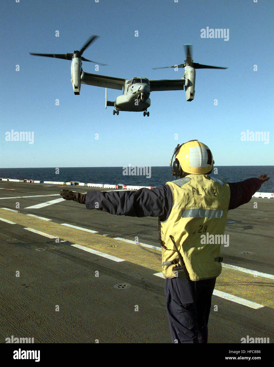 990116-N-4004O-503 a bordo della USS SAIPAN (17 gennaio 1999) -- Una MV-22B 'Osprey" rende il suo approccio di atterraggio per il ponte di volo dell'assalto anfibio nave USS Saipan LHA (2) durante il ponte di qualifiche di atterraggio. La Osprey è in conduzione a bordo di aeromobili prove di sviluppo a bordo di Saipan e rappresenta i loro primi lanci e recuperi a bordo di un LHA. US Navy foto dal fotografo di mate 1. Classe Benjamin D. Olvey. (Rilasciato) 990116-N-4004O-503 MV-22B a bordo della USS Saipan Foto Stock