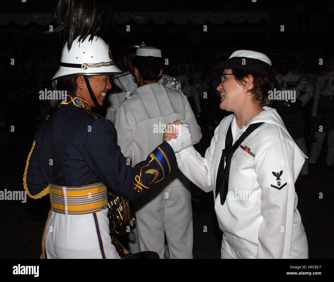 Petty Officer di terza classe Helena Giamarco, musicista della flotta del Pacifico band, dice addio ad un amico dalla Philippine Air Force Band dopo la seconda notte di spettacoli al Kuala Lumpur International Tattoo 2007. Il tatuaggio, prevista per settembre. 6-8, celebra il cinquantesimo anniversario della Malaysia l'indipendenza e la funzionalità internazionali di bande militari provenienti dagli Stati Uniti, della Giordania, Brunei, Francia, India, Repubblica delle Filippine, della Repubblica di Singapore, il Regno di Thailandia, Corea, la Repubblica islamica del Pakistan, il Regno Unito e un Maori gruppo culturale di Ne Foto Stock