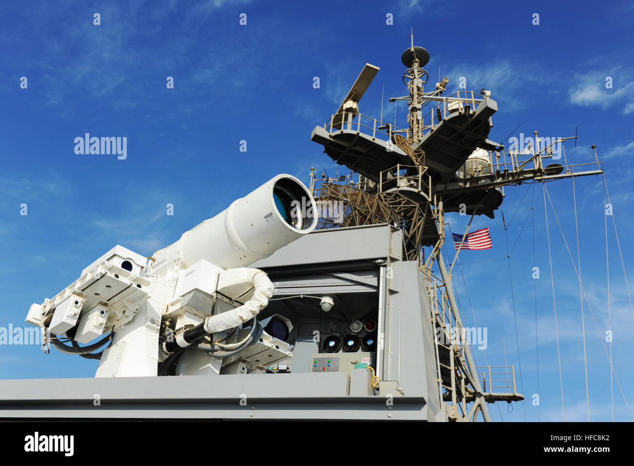 141116-N-PO203-042 GOLFO ARABICO (nov. 16, 2014) a galla in avanti Base di Staging (Interim) USS Ponce (ASB(i) 15) conduce una dimostrazione operativa dell'Ufficio del Naval Research (ONR)-sponsorizzato arma Laser System (leggi) mentre distribuito sul Golfo Arabico. (U.S. Navy foto da John F. Williams/RILASCIATO) Arma Laser System a bordo della USS Ponce (AFSB(I)-15) nel novembre 2014 (02) Foto Stock