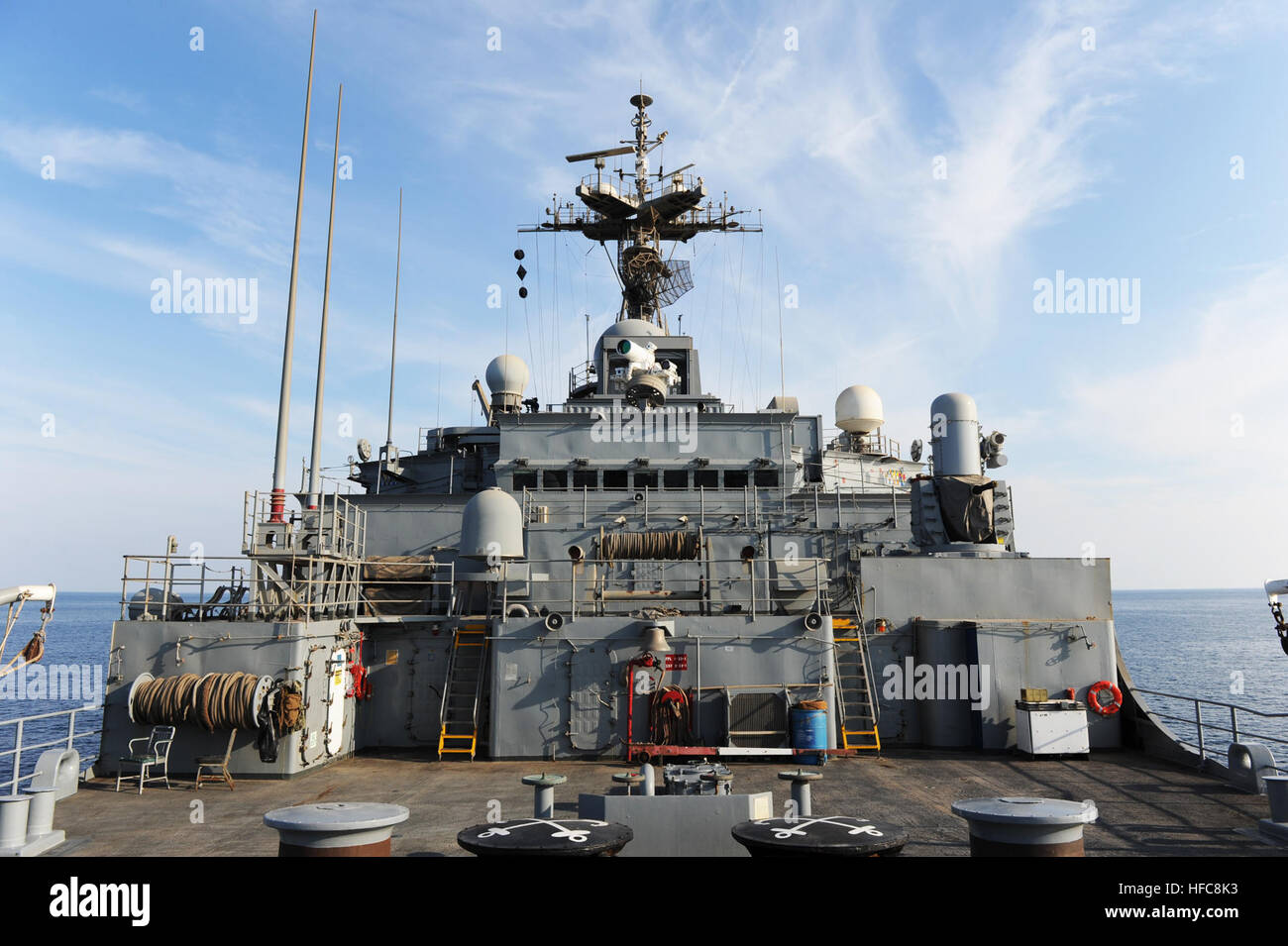 141116-N-PO203-007 GOLFO ARABICO (nov. 16, 2014) a galla in avanti Base di Staging (Interim) USS Ponce (ASB(i) 15) conduce una dimostrazione operativa dell'Ufficio del Naval Research (ONR)-sponsorizzato arma Laser System (leggi) mentre distribuito sul Golfo Arabico. (U.S. Navy foto da John F. Williams/RILASCIATO) Arma Laser System a bordo della USS Ponce (AFSB(I)-15) nel novembre 2014 (03) Foto Stock