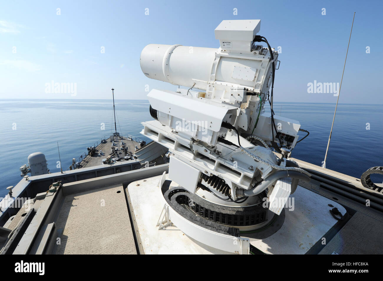 141117-N-PO203-072 GOLFO ARABICO (nov. 17, 2014) a galla in avanti Base di Staging (Interim) USS Ponce (ASB(i) 15) conduce una dimostrazione operativa dell'Ufficio del Naval Research (ONR)-sponsorizzato arma Laser System (leggi) mentre distribuito sul Golfo Arabico. (U.S. Navy foto da John F. Williams/RILASCIATO) Arma Laser System a bordo della USS Ponce (ASB(I)-15) nel novembre 2014 (01) Foto Stock