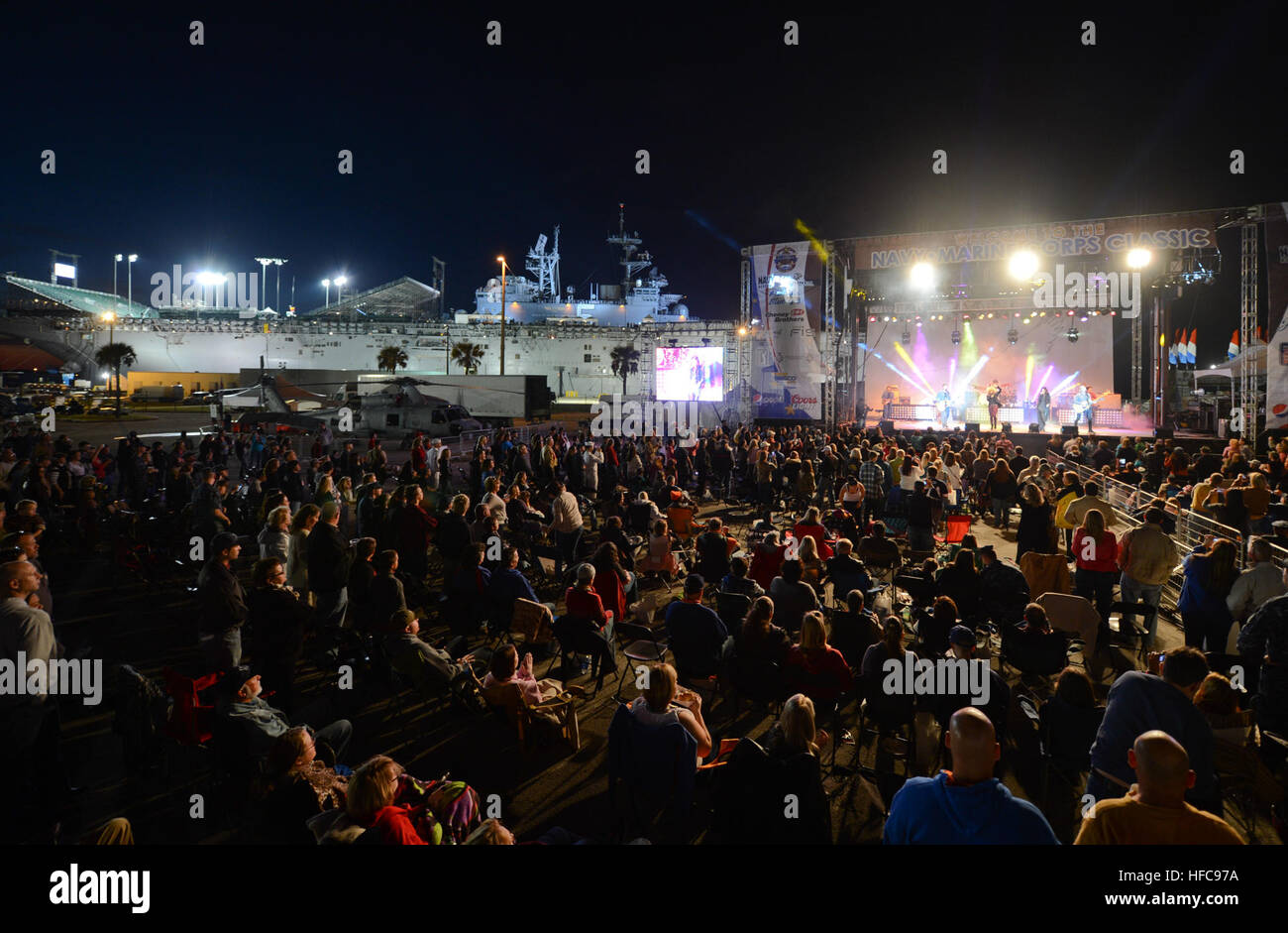 La band country Little Big Town si esibisce al concerto pre-basket Navy and Marine Corps Classic per i servitori e le famiglie alla Naval Station Mayport. L'evento fa parte di un tributo alla settimana del valore che onora i veterani, il personale attivo e di riserva, dimostrando la preparazione della Marina e del corpo dei Marines sia sopra che sotto il mare, nonché a terra. Foto Stock