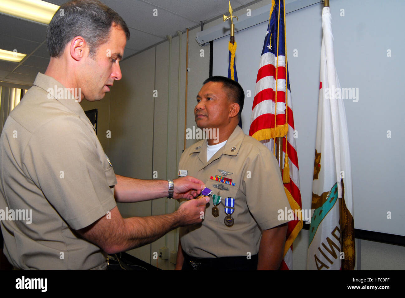 SAN DIEGO (9 marzo 2013) specialista della logistica 1a classe Genaro Dacasin riceve un cuore viola da Capt. Russell Larrett, Marina Centro Supporto Operativo Isola del nord comandante, per ferite subito a sostegno di operazioni di combattimento in Afghanistan. Dacasin è stato anche insignito di un Non-Article 5 medaglia della NATO e di un esercito di lode medaglia in riconoscimento dei suoi successi mentre un individuo augmentee a inoltrare una base operativa Salerno Maggio 2012 a gennaio 2013. (U.S. Foto di Marina di Massa lo specialista di comunicazione 2a classe Melissa K. Russell/RILASCIATO) 130309-N-RG360-035 Unisciti alla conversazione h Foto Stock